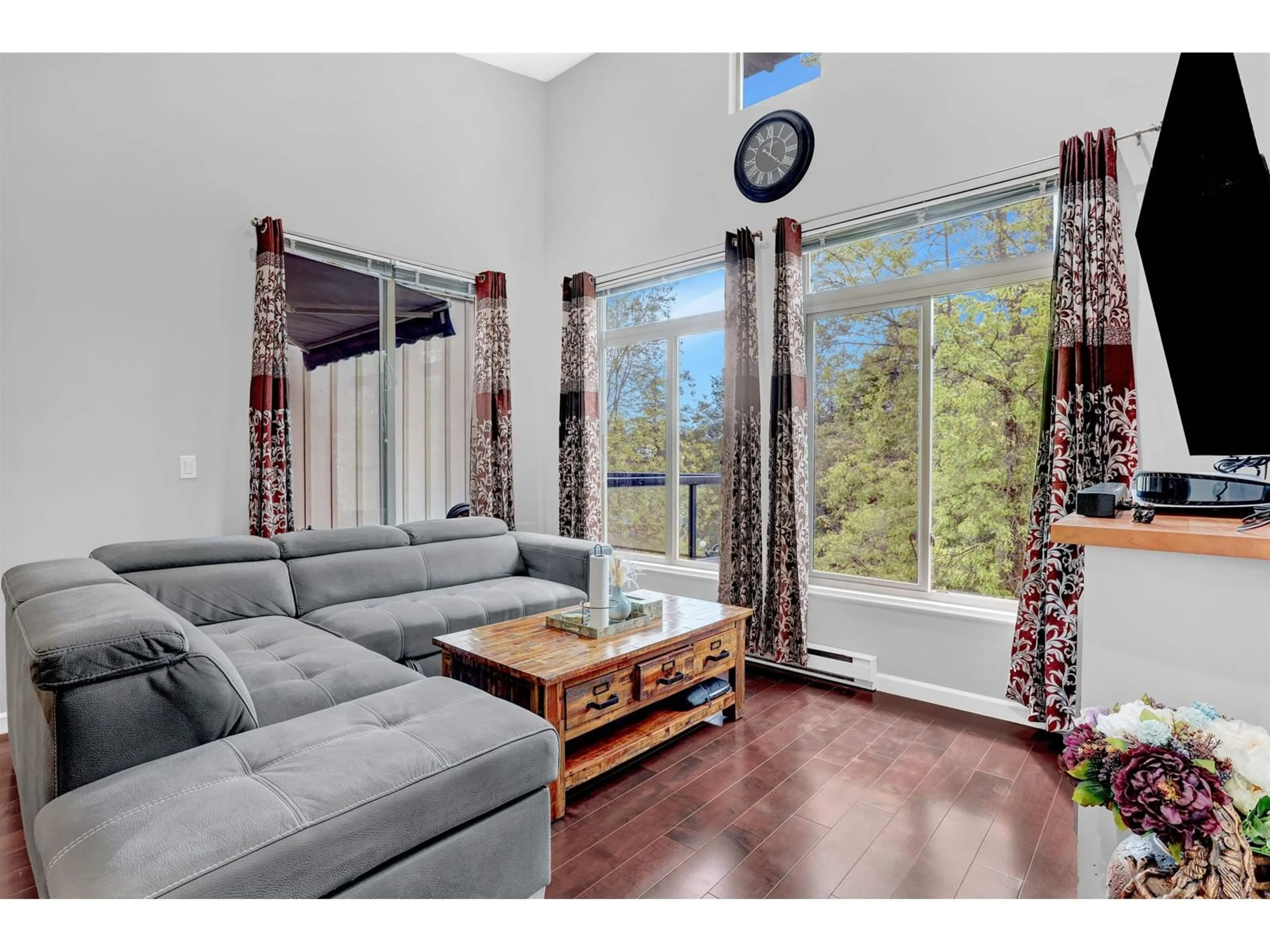 Living room with furniture, unknown for 420 - 15385 101A, Surrey British Columbia V3R0B4