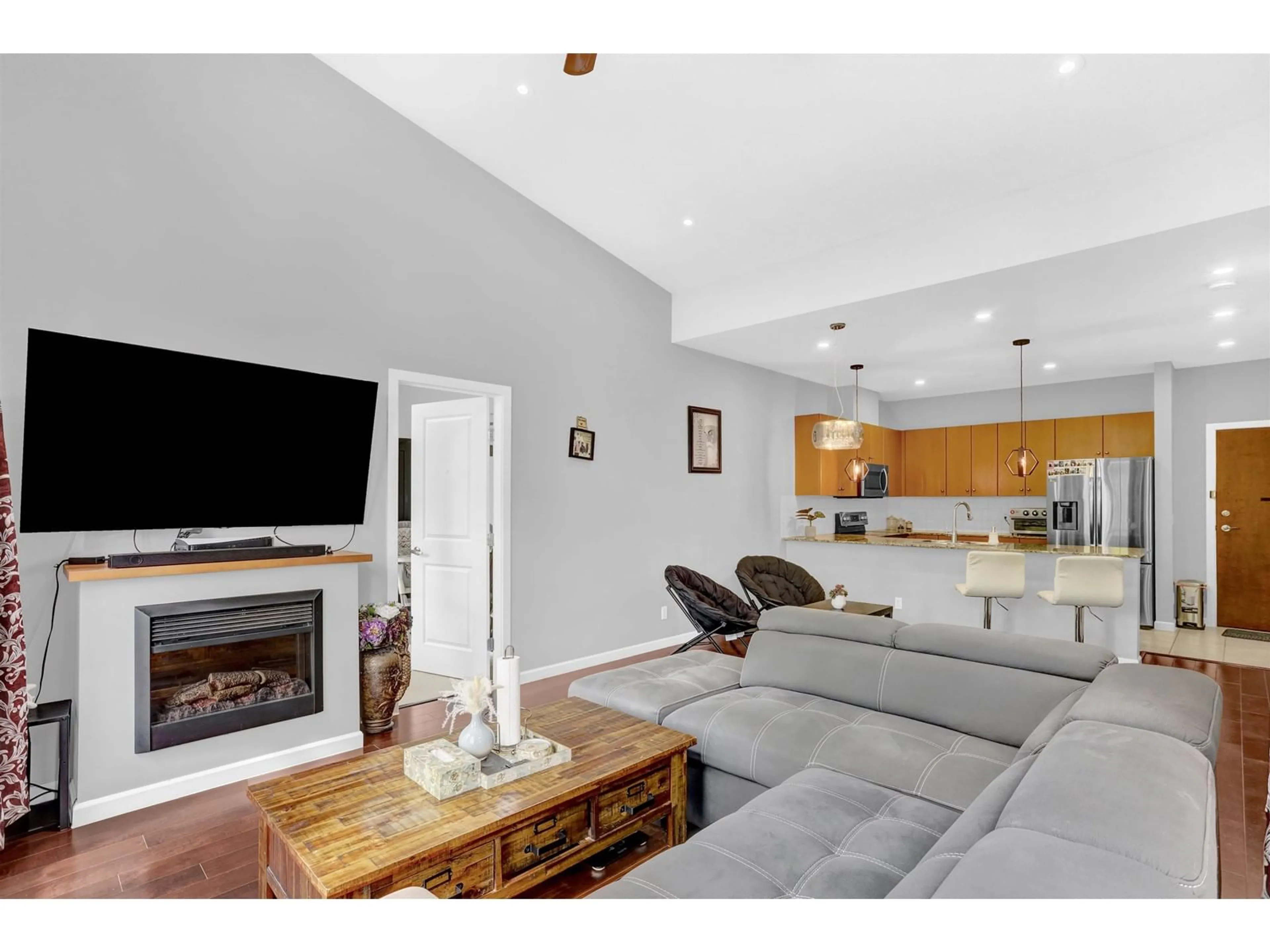 Living room with furniture, unknown for 420 - 15385 101A, Surrey British Columbia V3R0B4