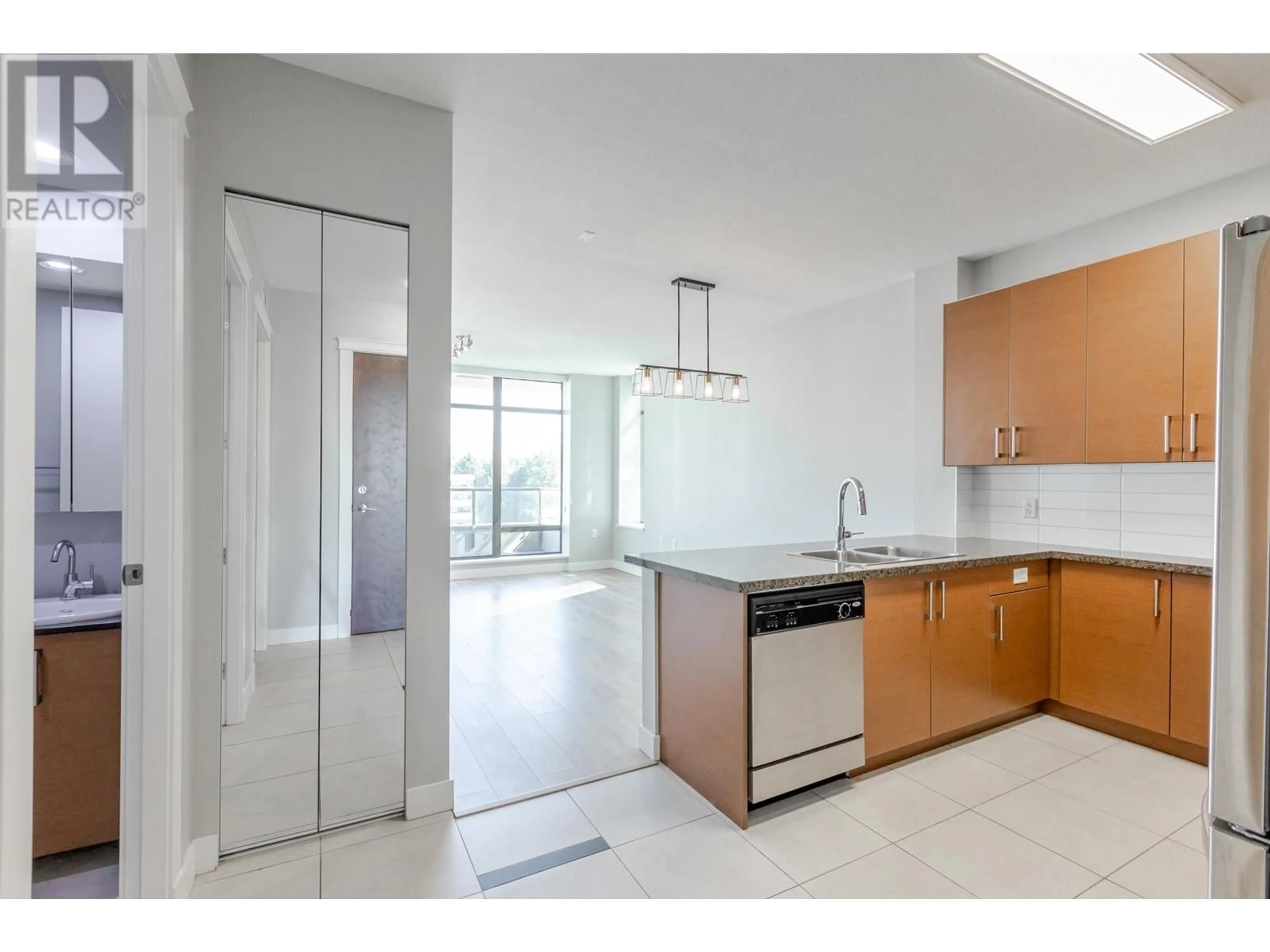 Standard kitchen, unknown for 902 - 4250 DAWSON STREET, Burnaby British Columbia V5C4B1