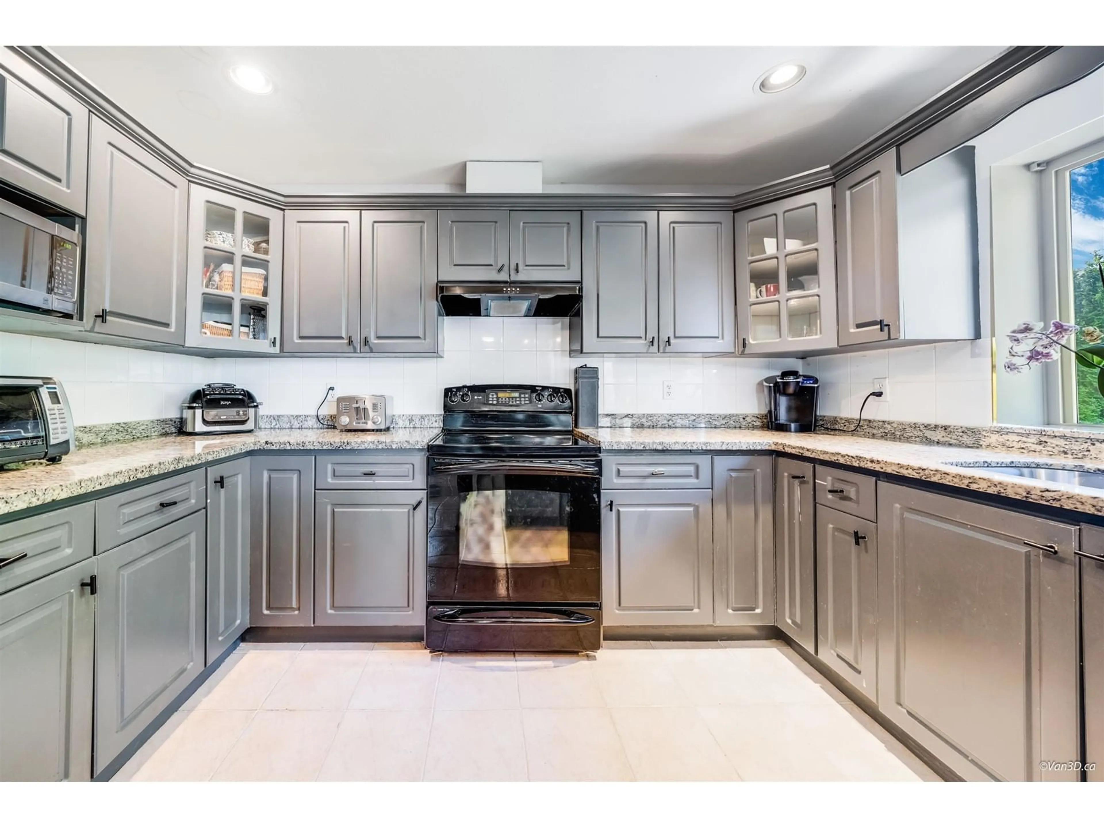 Open concept kitchen, ceramic/tile floor for 7667 147A, Surrey British Columbia V3S8Z3