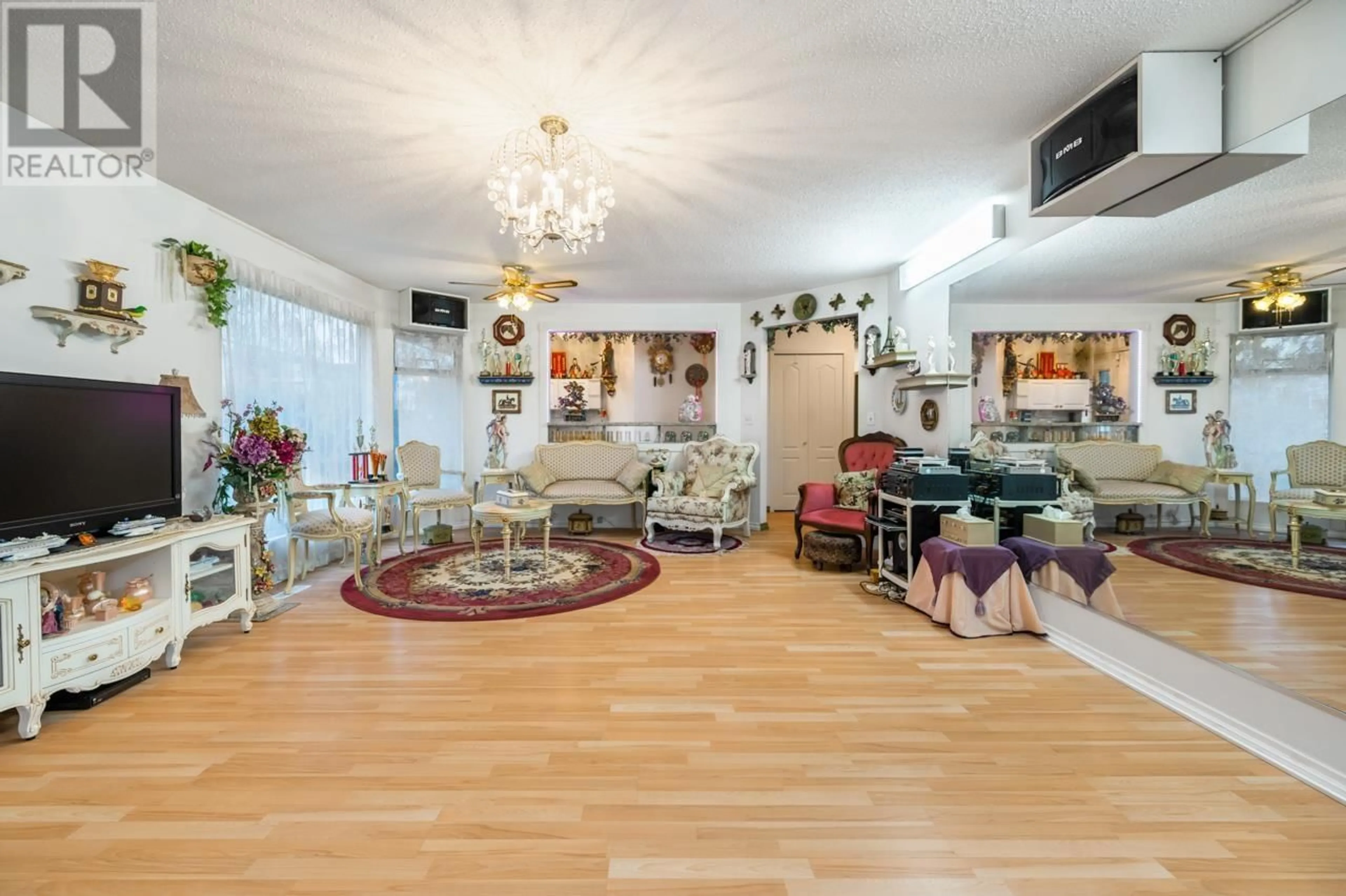 Living room with furniture, unknown for 1 - 8540 BLUNDELL ROAD, Richmond British Columbia V6Y3P4