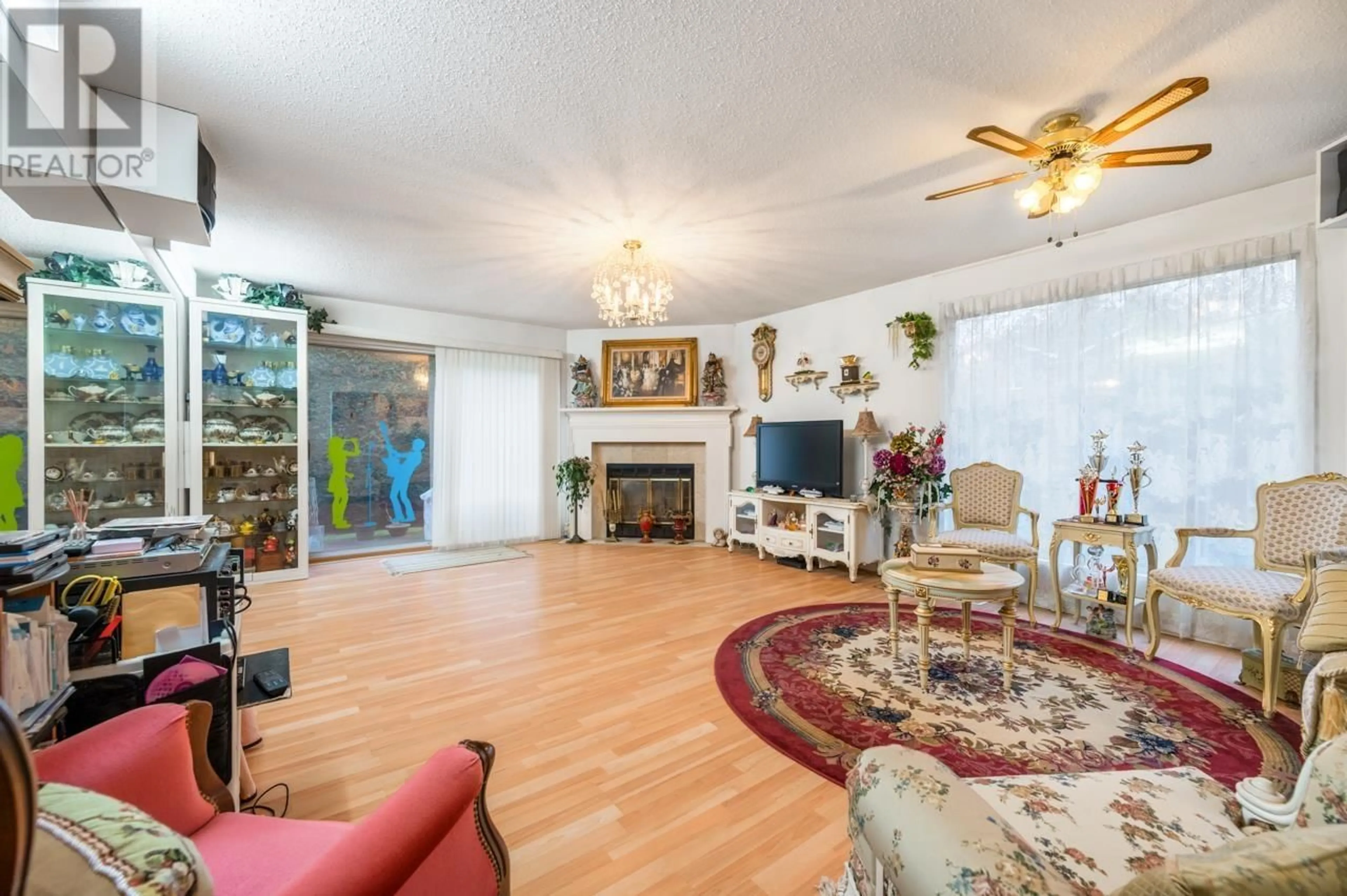Living room with furniture, unknown for 1 - 8540 BLUNDELL ROAD, Richmond British Columbia V6Y3P4