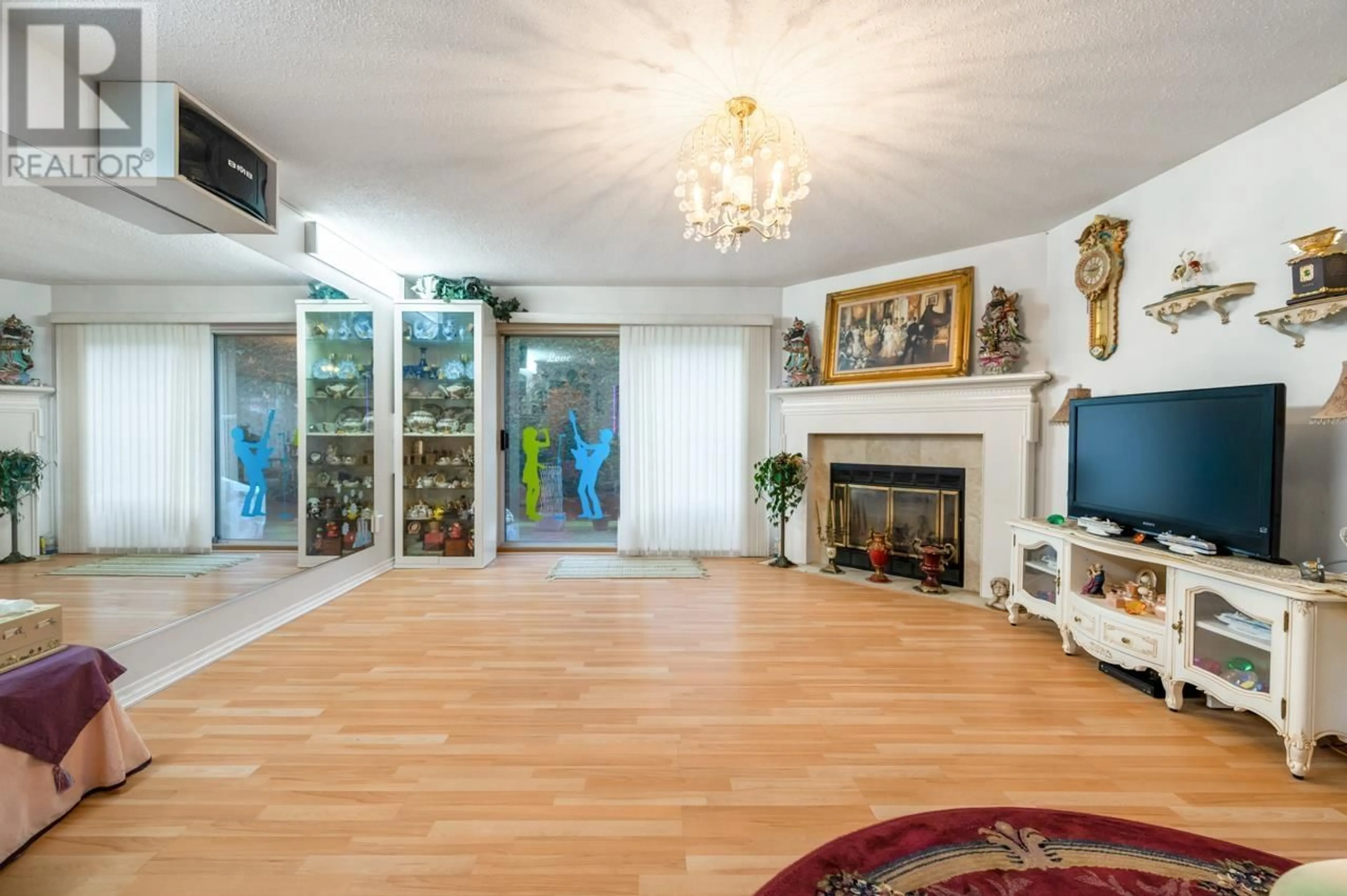 Indoor foyer for 1 - 8540 BLUNDELL ROAD, Richmond British Columbia V6Y3P4