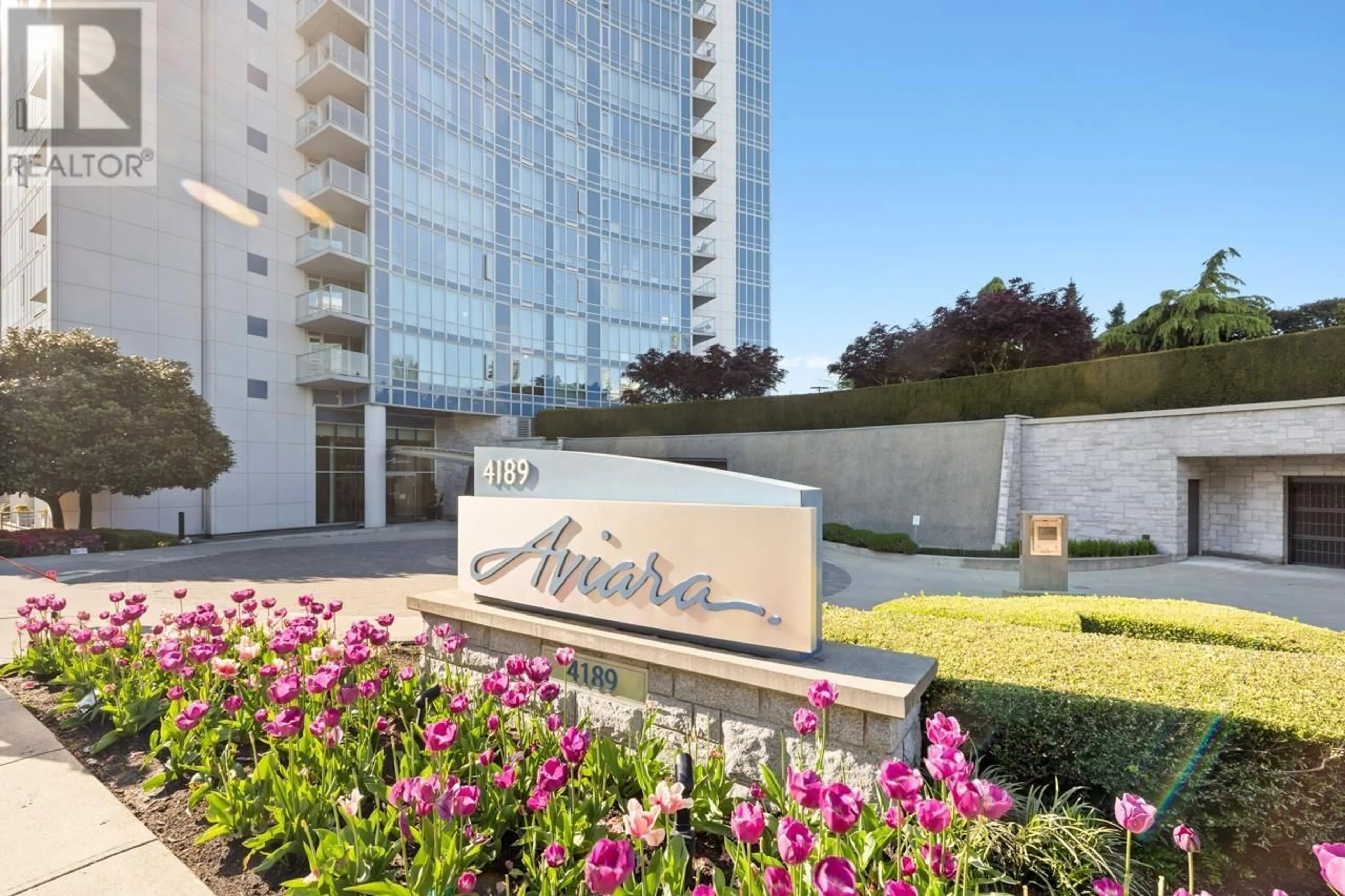 Indoor foyer for 609 - 4189 HALIFAX STREET, Burnaby British Columbia V5C3X3