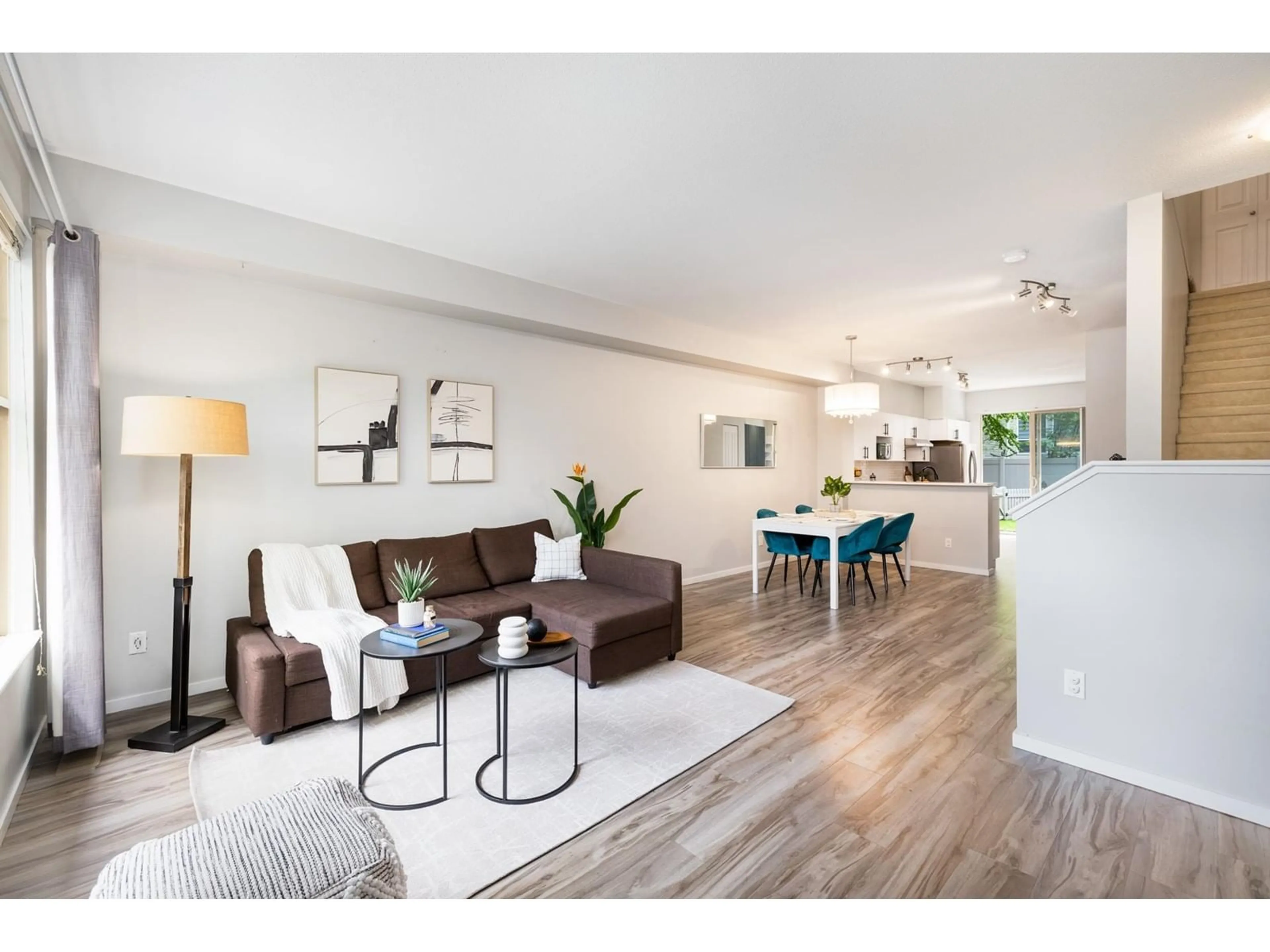 Living room with furniture, wood/laminate floor for 71 - 15152 62A, Surrey British Columbia V3S1V1