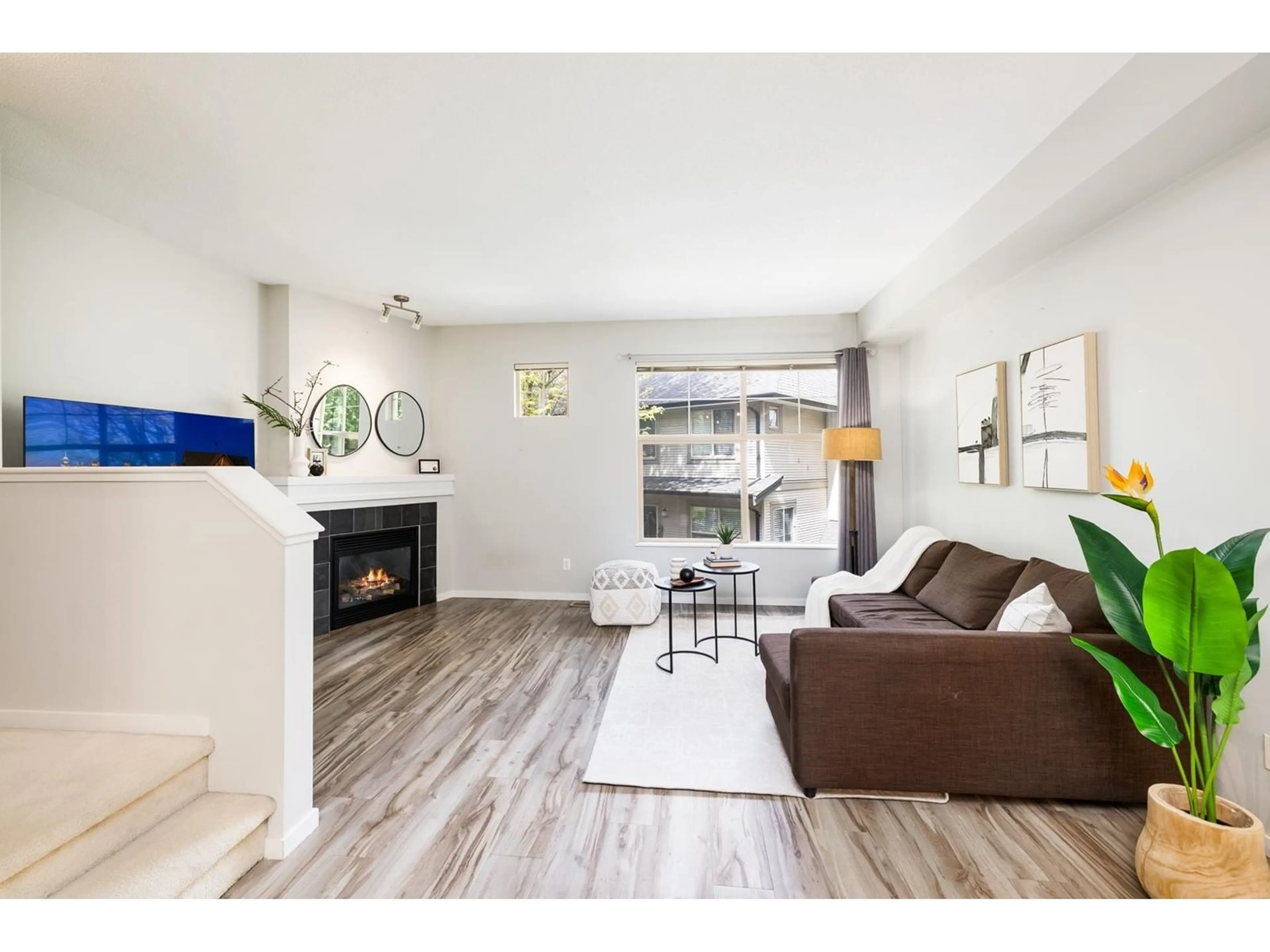 Living room with furniture, wood/laminate floor for 71 - 15152 62A, Surrey British Columbia V3S1V1