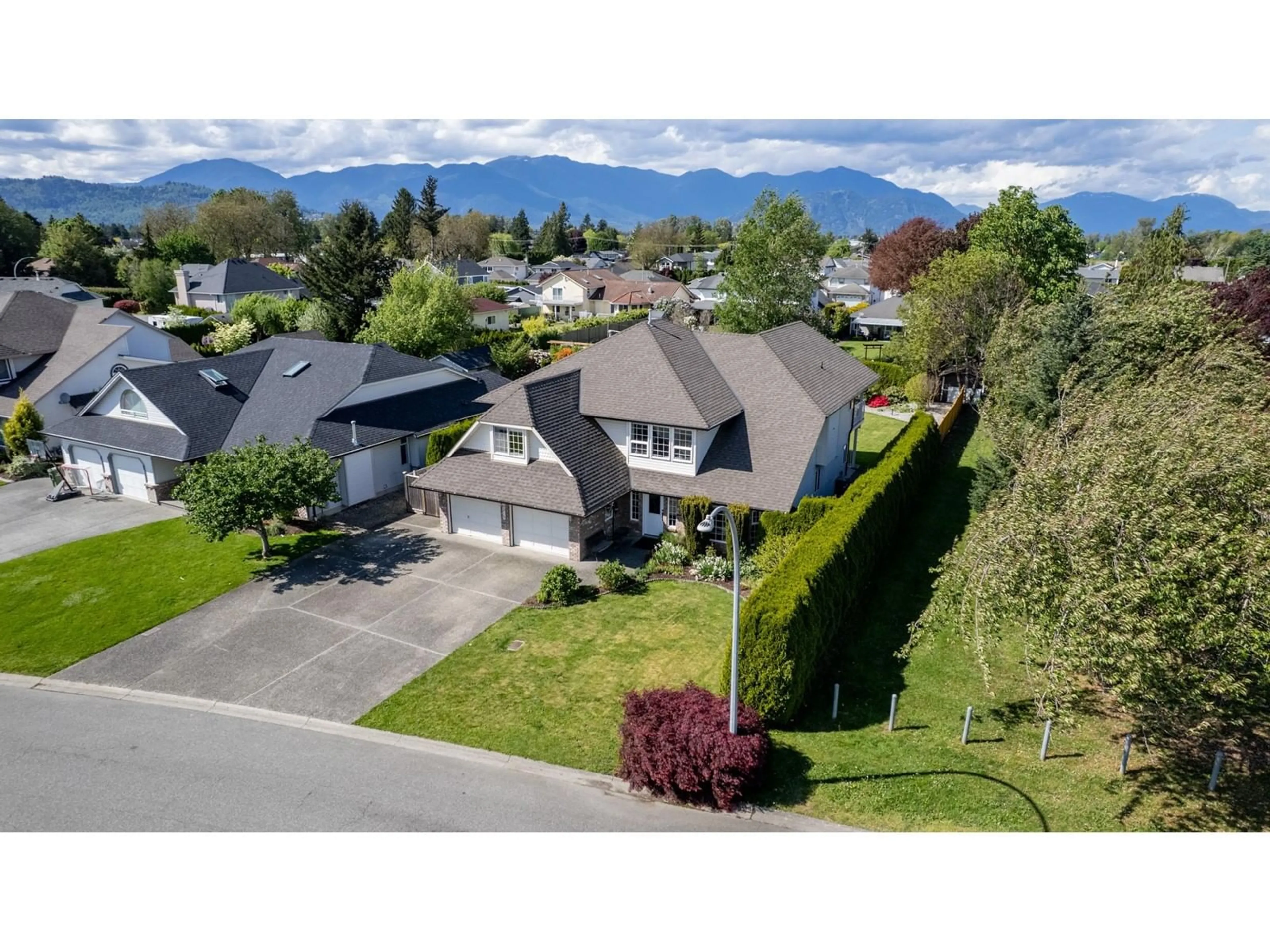 A pic from outside/outdoor area/front of a property/back of a property/a pic from drone, mountain view for 46215 ROY AVENUE, Chilliwack British Columbia V2R2W2