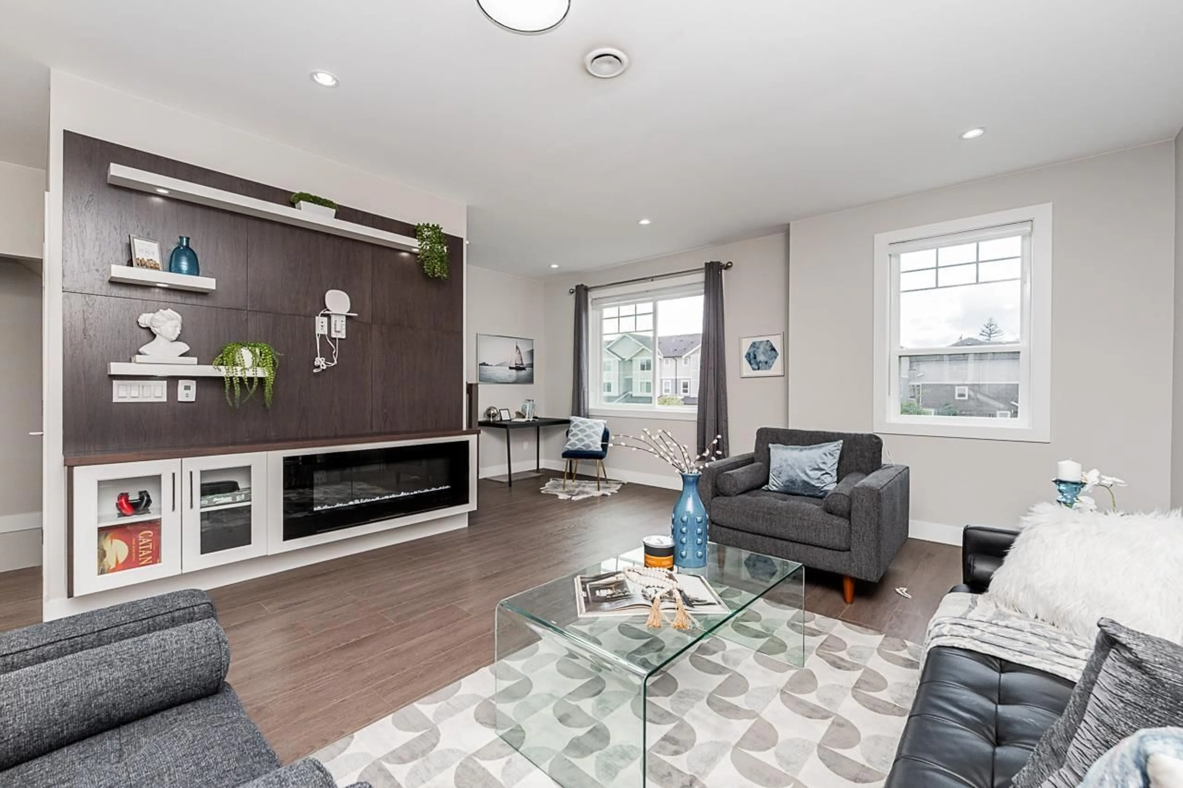 Living room with furniture, wood/laminate floor for 79 - 19501 74, Surrey British Columbia V4N6V7