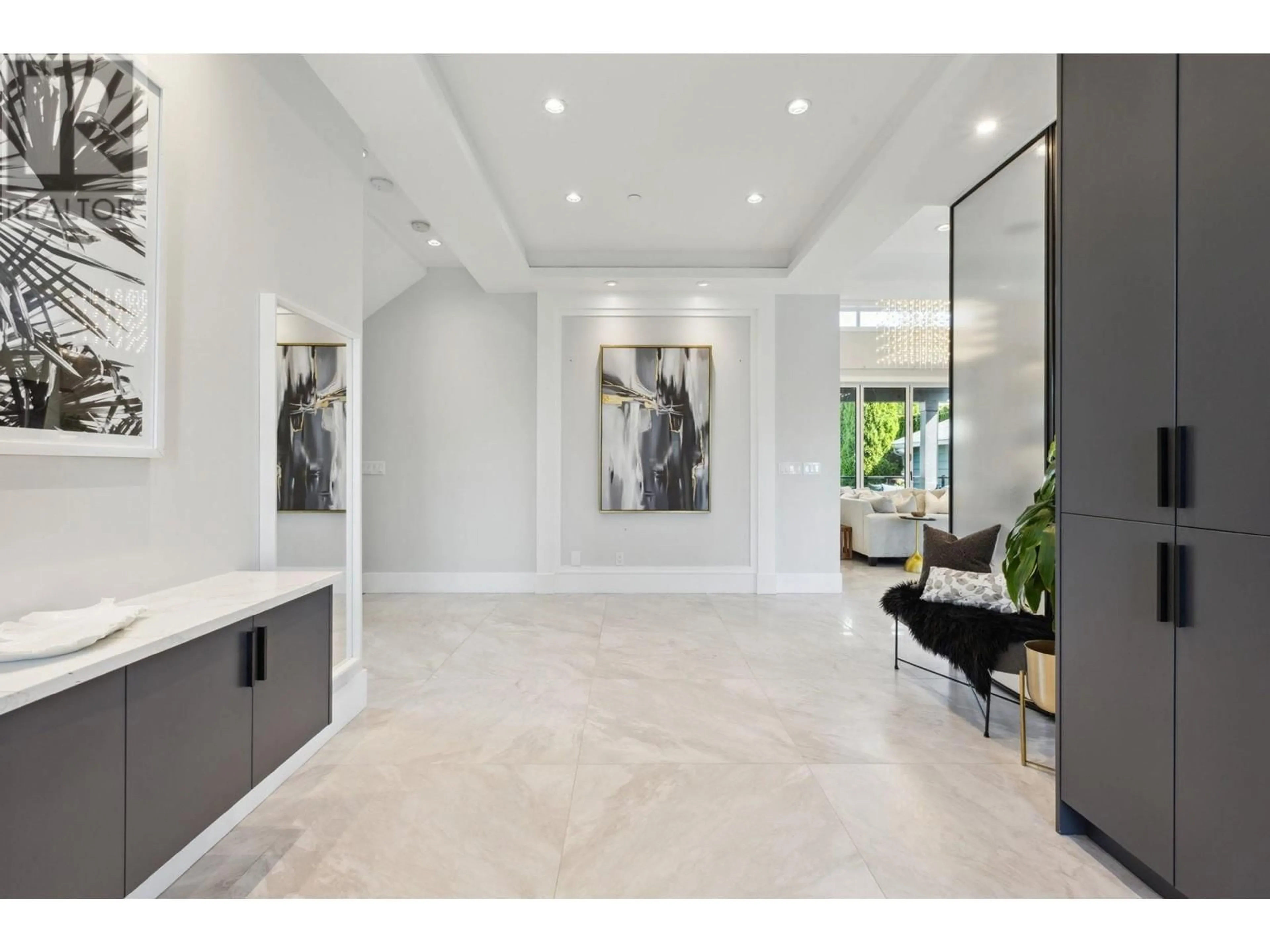 Indoor entryway for 342 15TH STREET, North Vancouver British Columbia V7M1S5