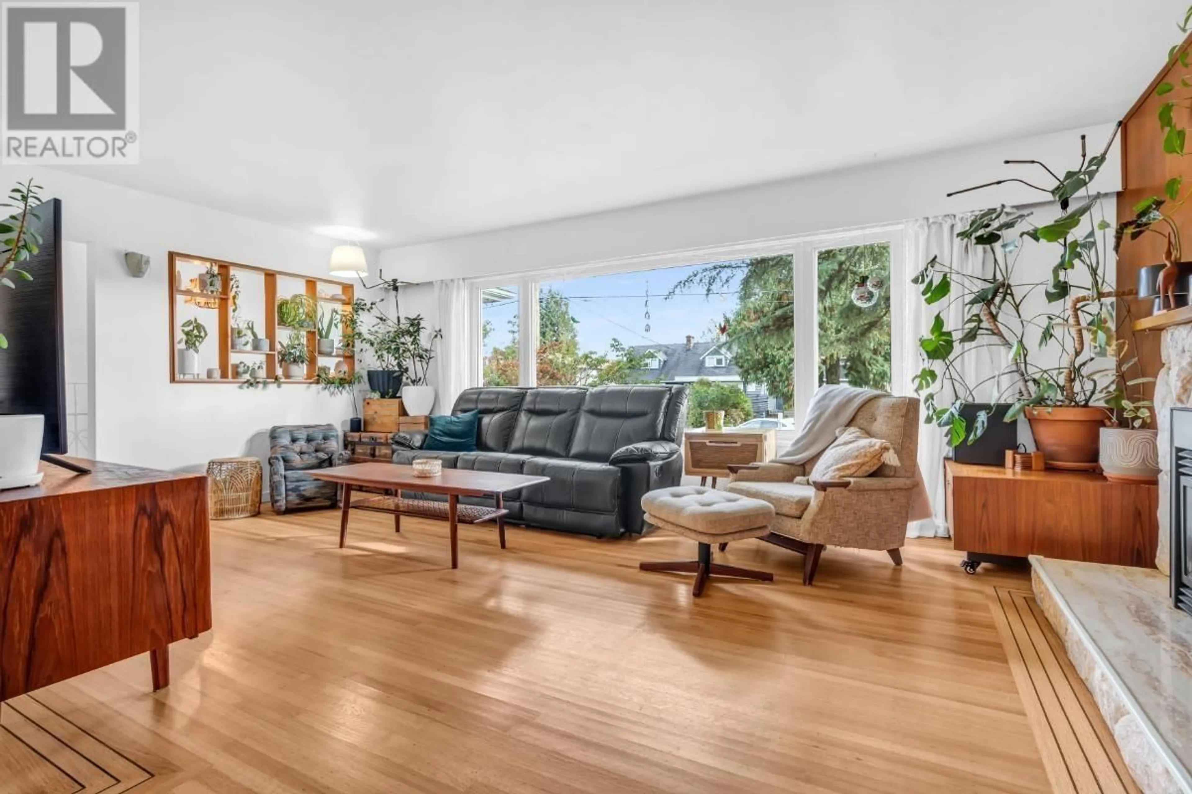 Living room with furniture, wood/laminate floor for 852 17TH STREET, North Vancouver British Columbia V7L2X1