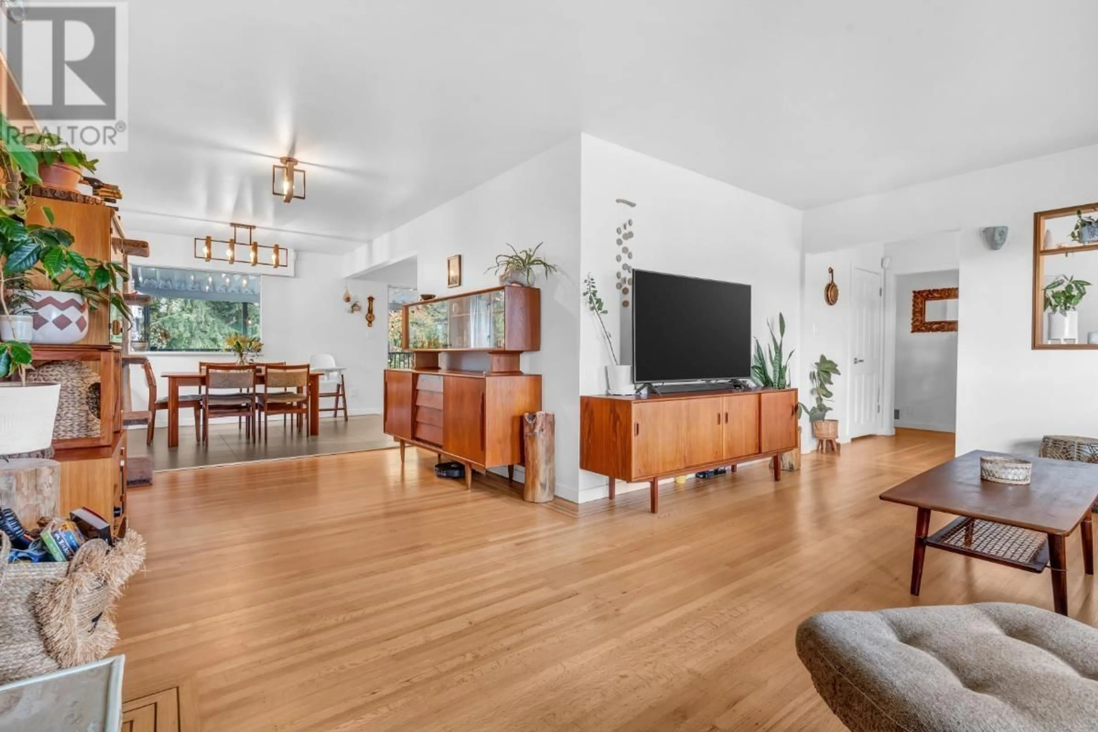 Living room with furniture, unknown for 852 17TH STREET, North Vancouver British Columbia V7L2X1