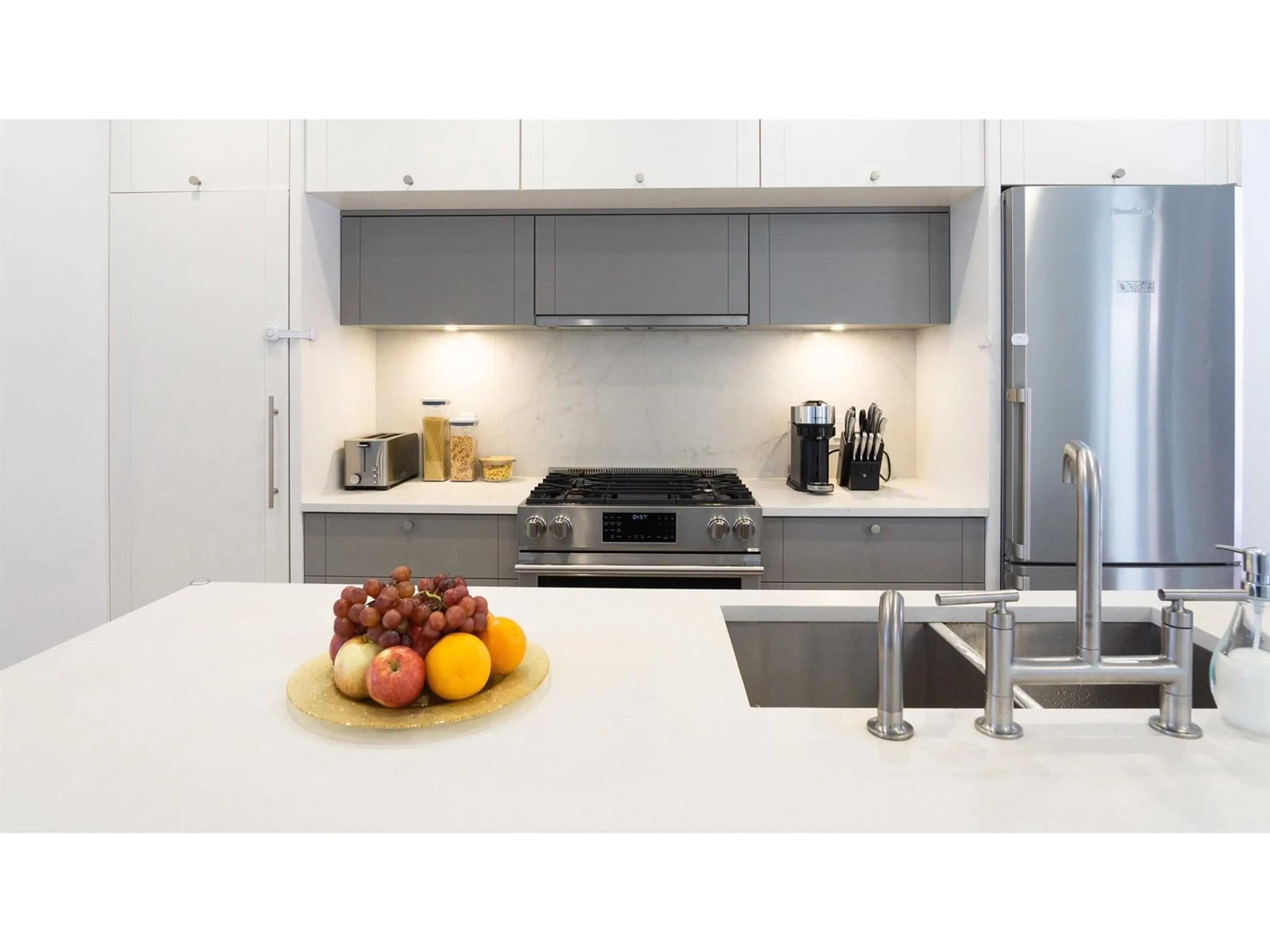 Contemporary kitchen, unknown for 48 - 16685 25, Surrey British Columbia V3Z0Z4