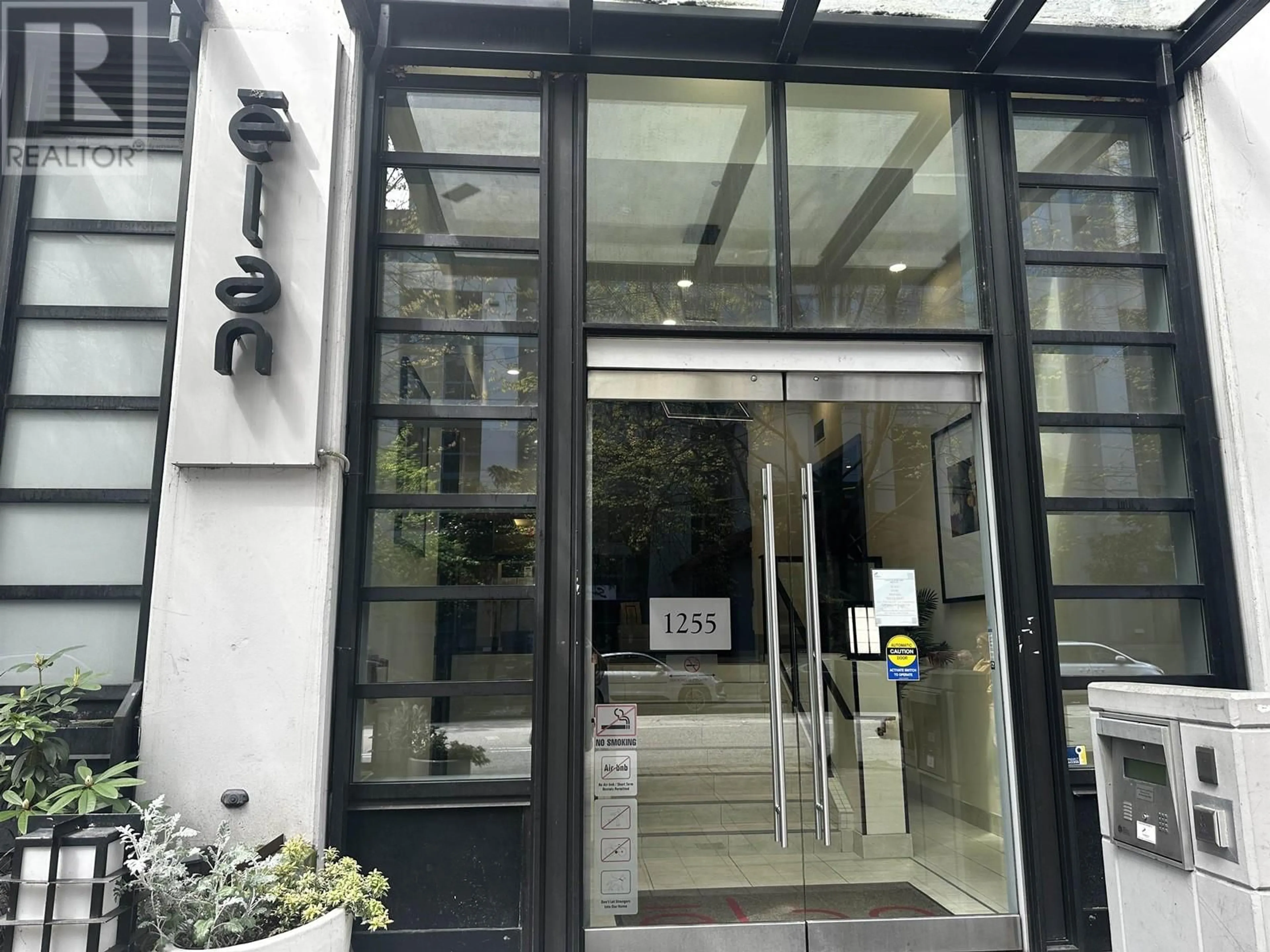 Indoor foyer for 304 - 1255 SEYMOUR STREET, Vancouver British Columbia V6B0H1