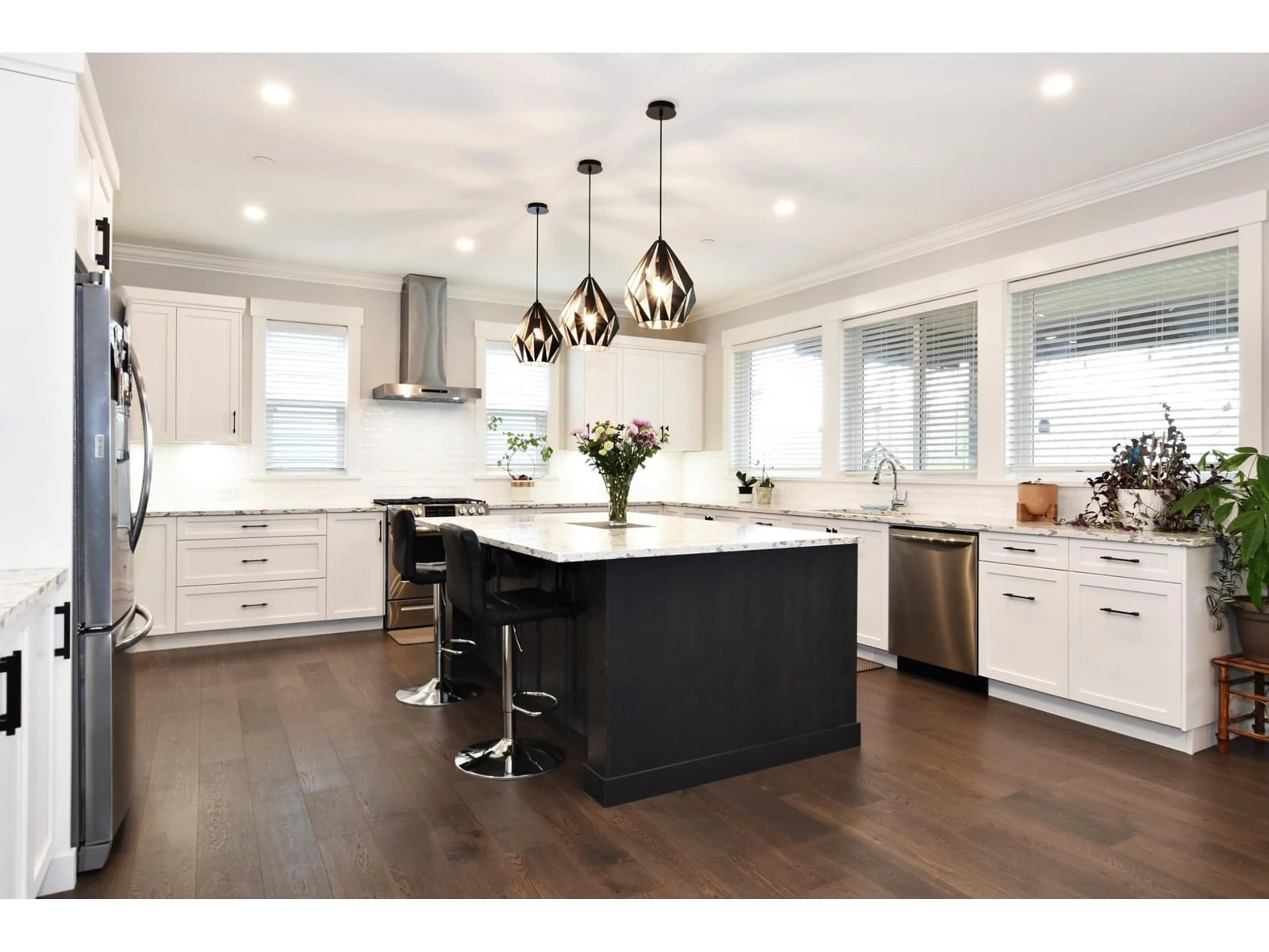 Contemporary kitchen, wood/laminate floor for 35262 EWERT, Mission British Columbia V2V6S6