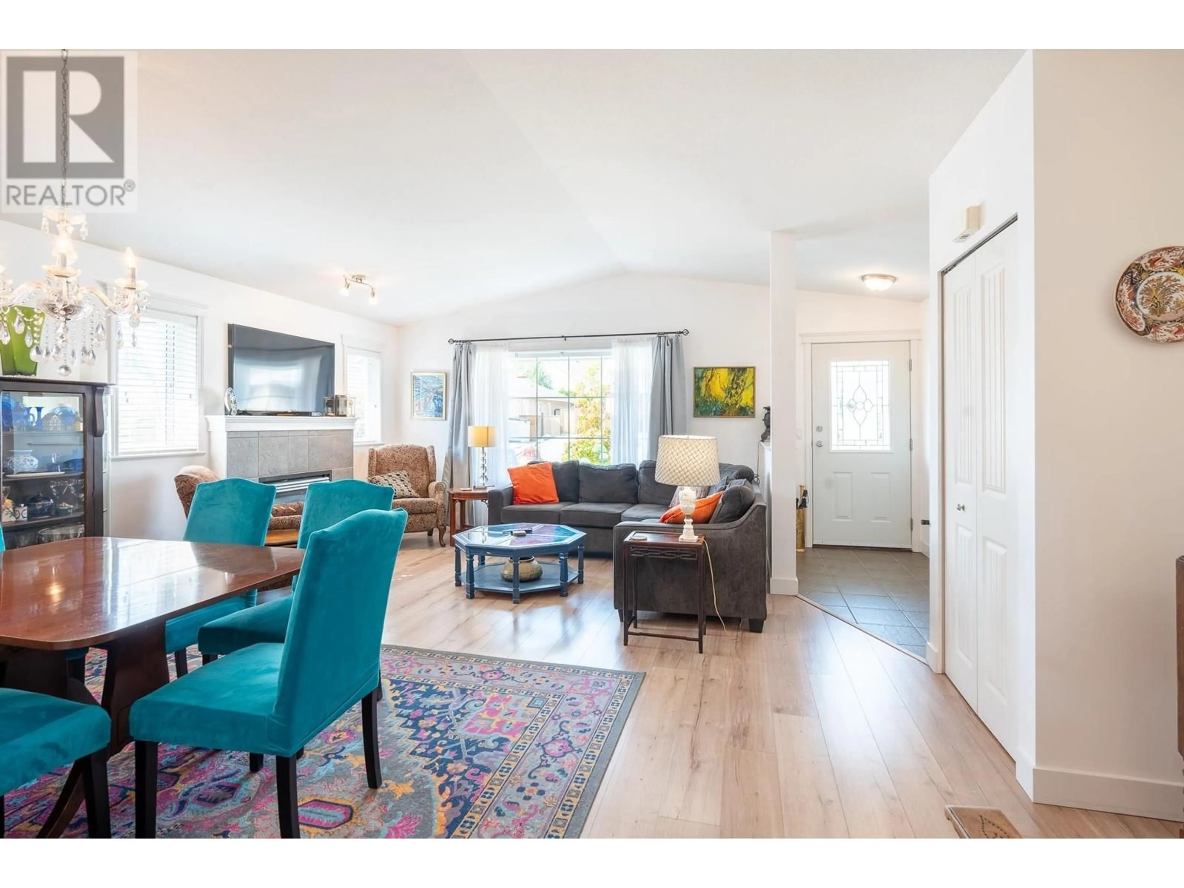 Living room with furniture, wood/laminate floor for 5688 LOUISE WAY, Sechelt British Columbia V7Z0N5