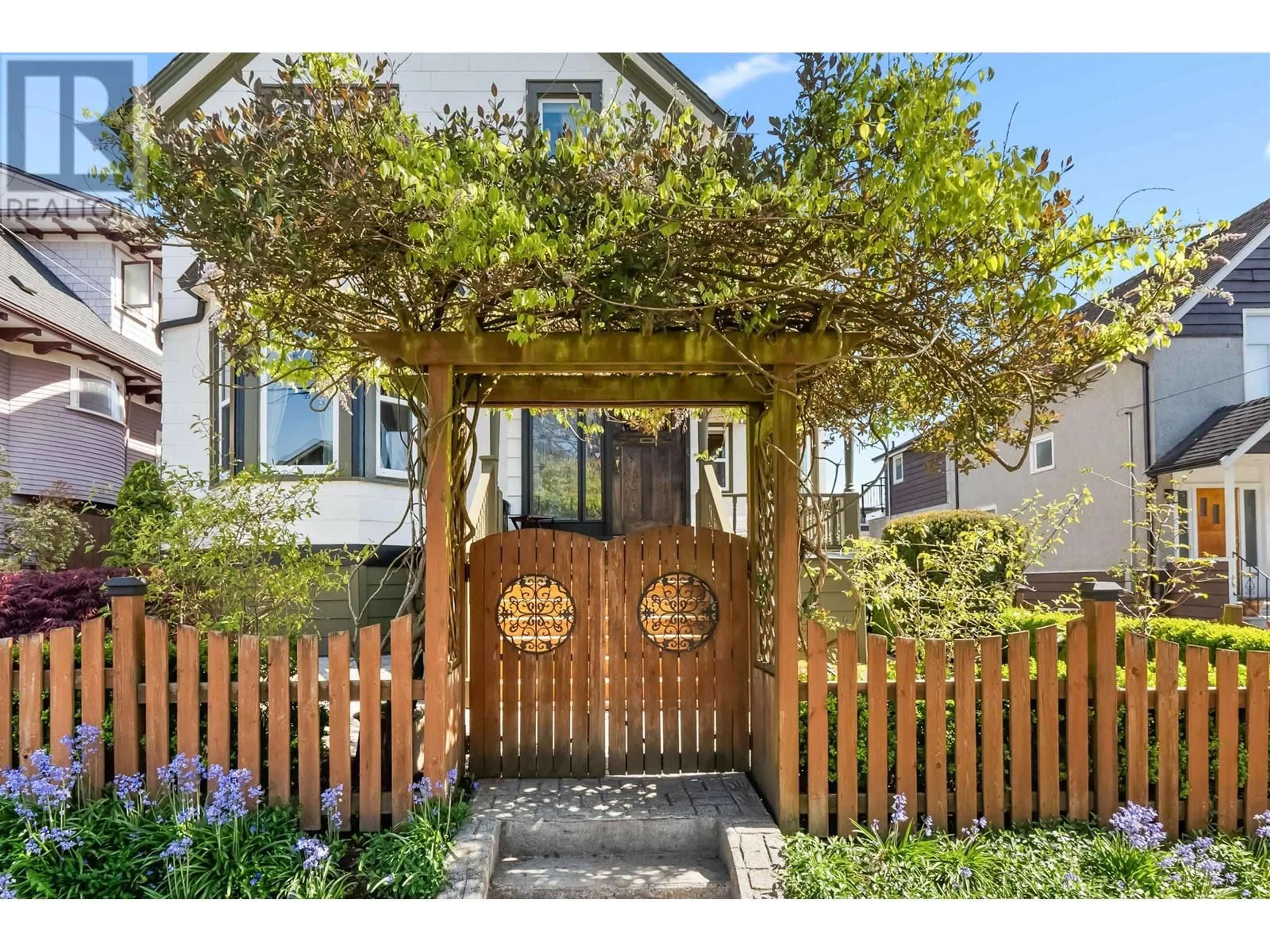 Indoor entryway for 327 PINE STREET, New Westminster British Columbia V3L2T1