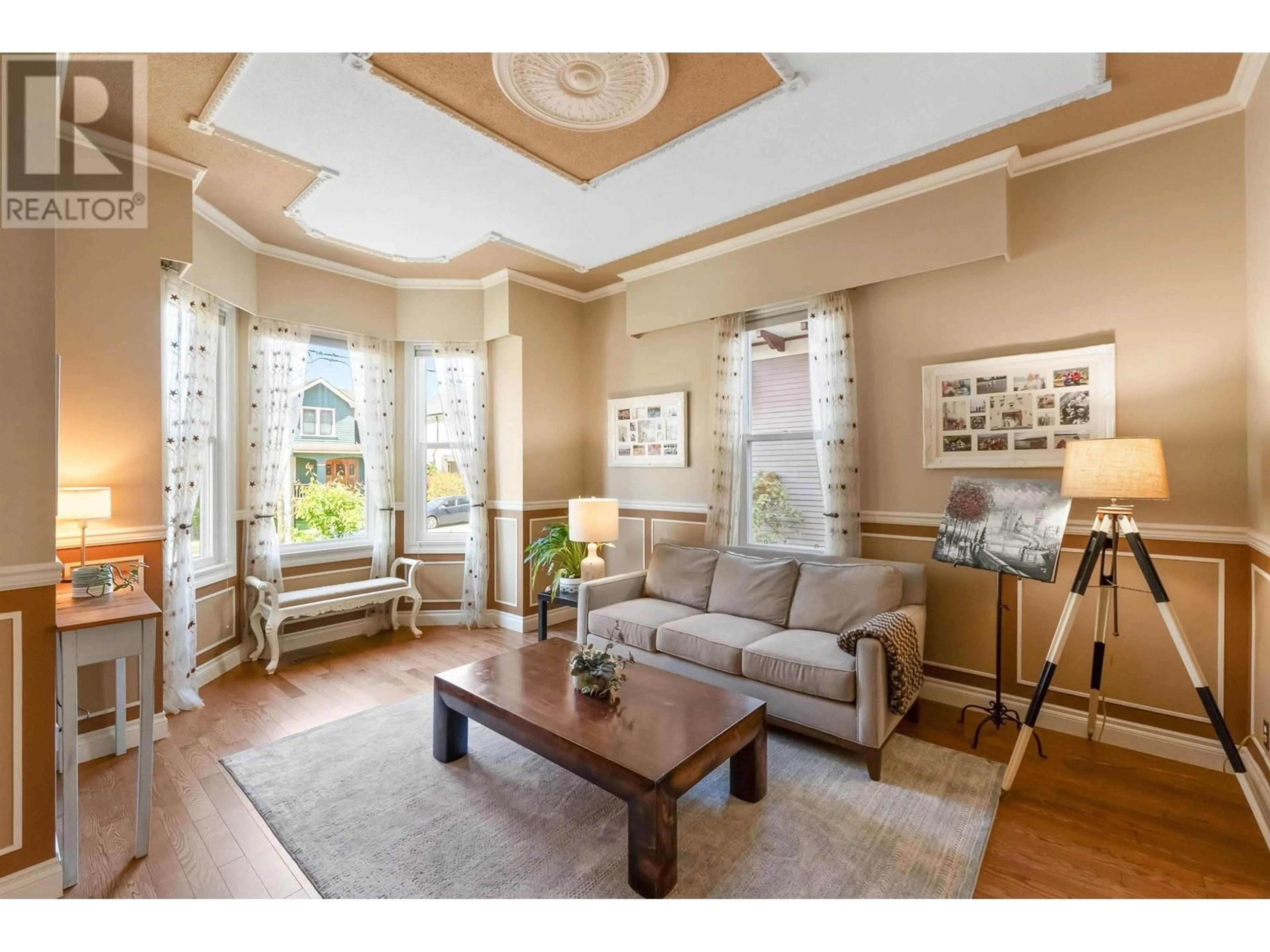 Living room with furniture, unknown for 327 PINE STREET, New Westminster British Columbia V3L2T1