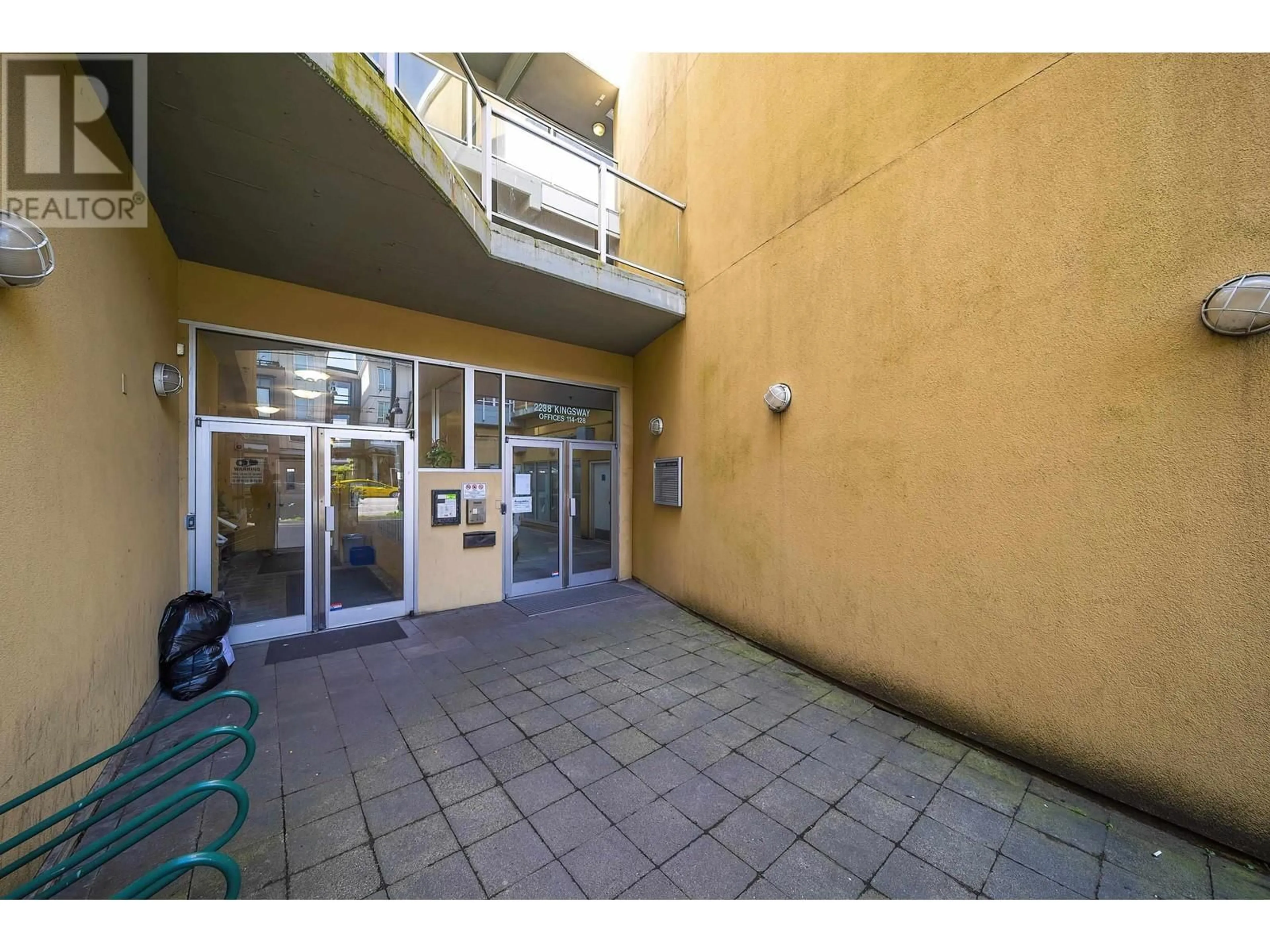 Indoor foyer for 416 - 2238 KINGSWAY, Vancouver British Columbia V5N2T7