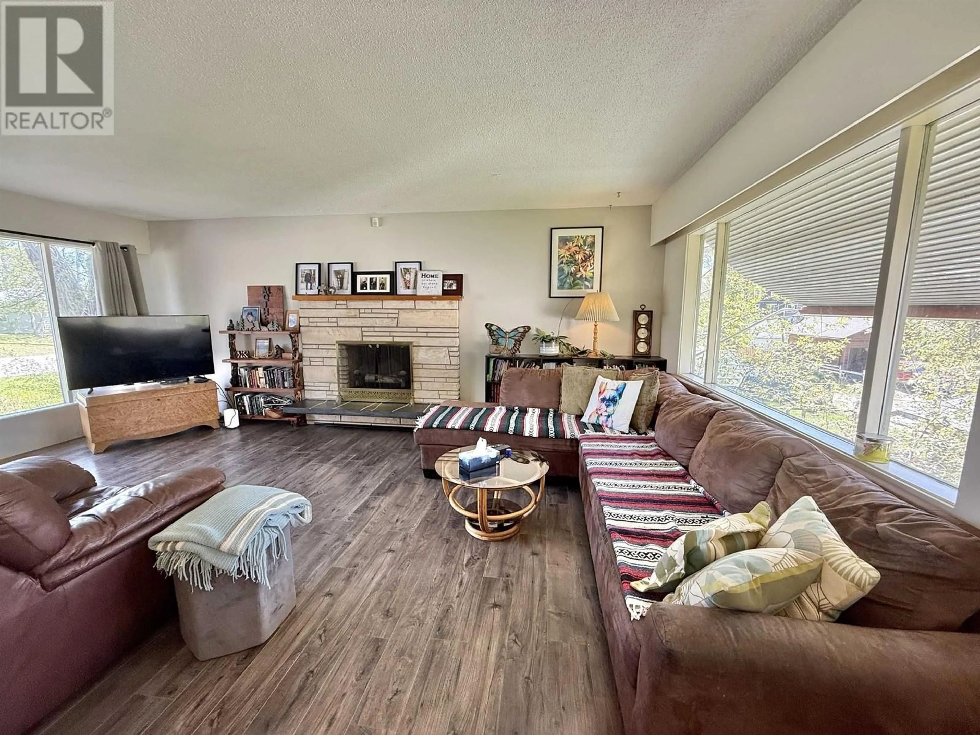 Living room with furniture, wood/laminate floor for 677 MCLEAN STREET, Quesnel British Columbia V2J2P7
