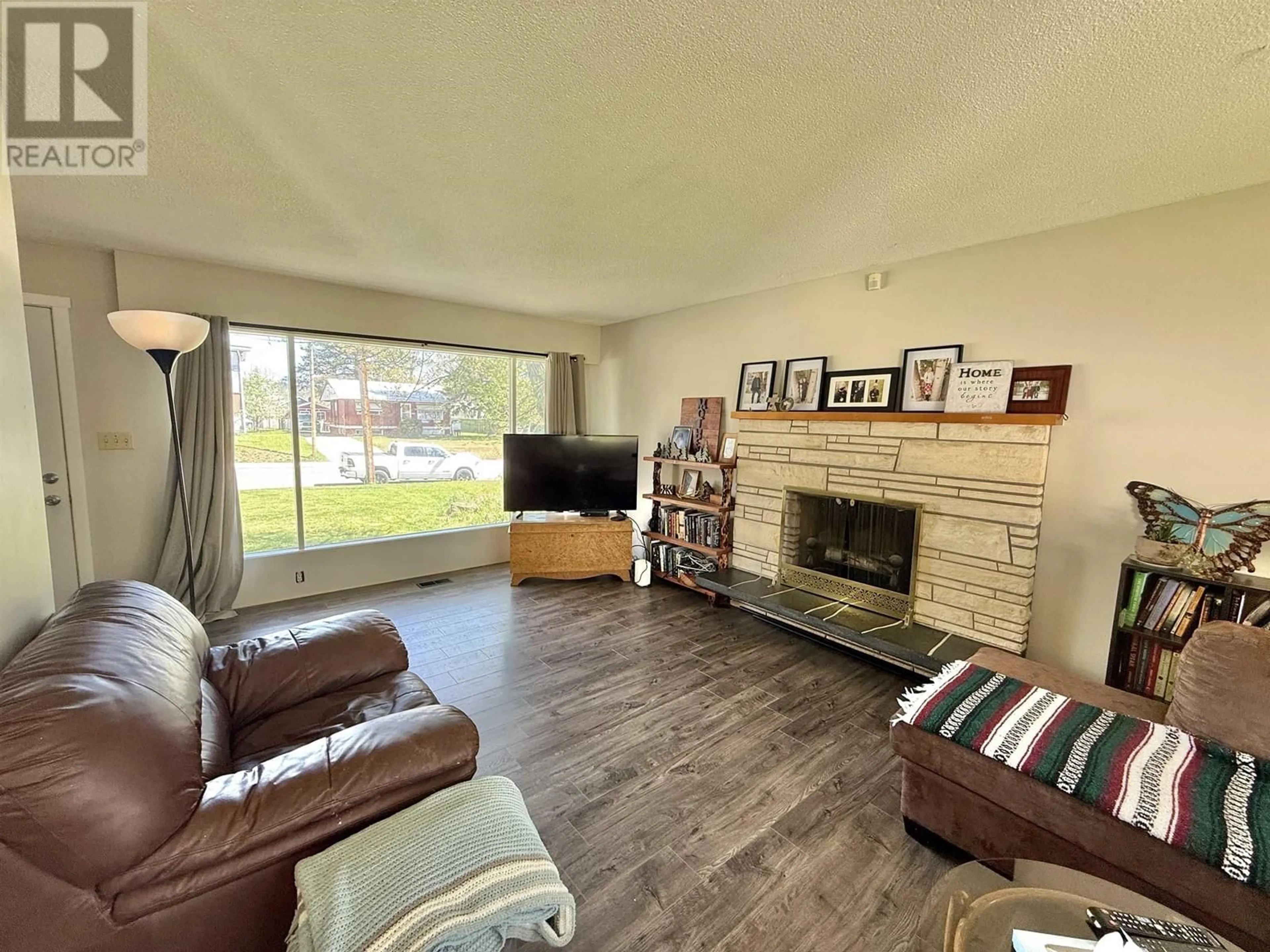 Living room with furniture, wood/laminate floor for 677 MCLEAN STREET, Quesnel British Columbia V2J2P7