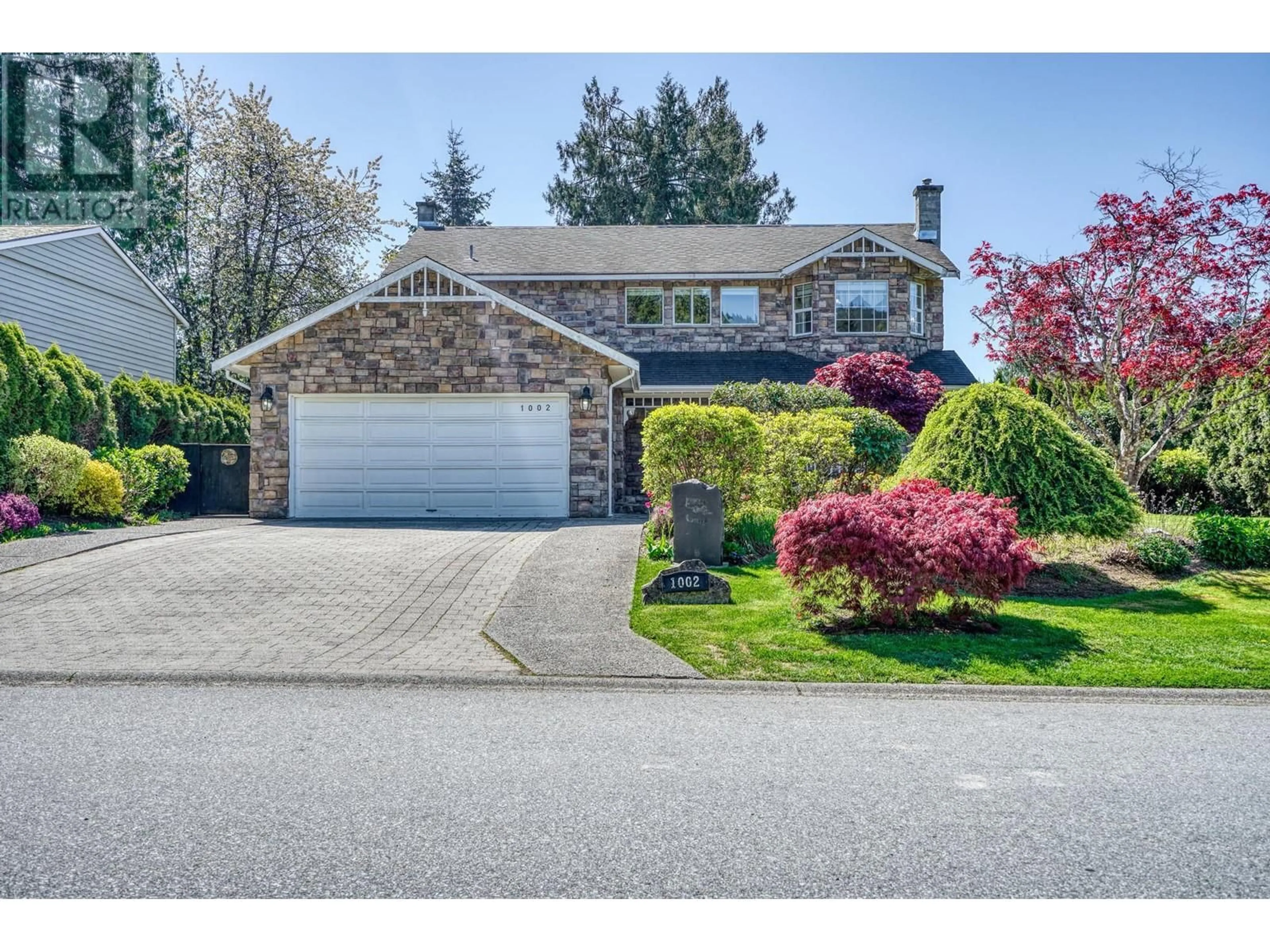 Home with vinyl exterior material, street for 1002 POMONA WAY, Squamish British Columbia V8E0A2