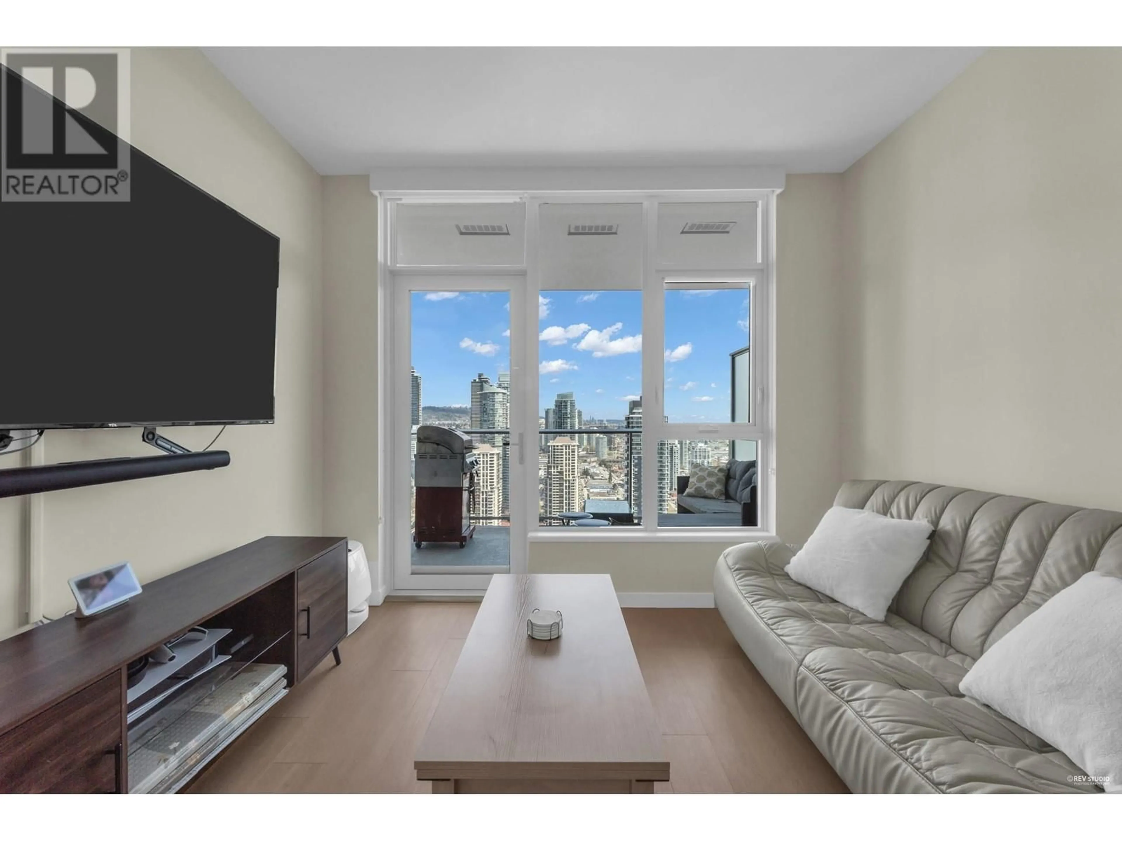 Living room with furniture, unknown for 3702 - 2186 GILMORE AVENUE, Burnaby British Columbia V5C0N7