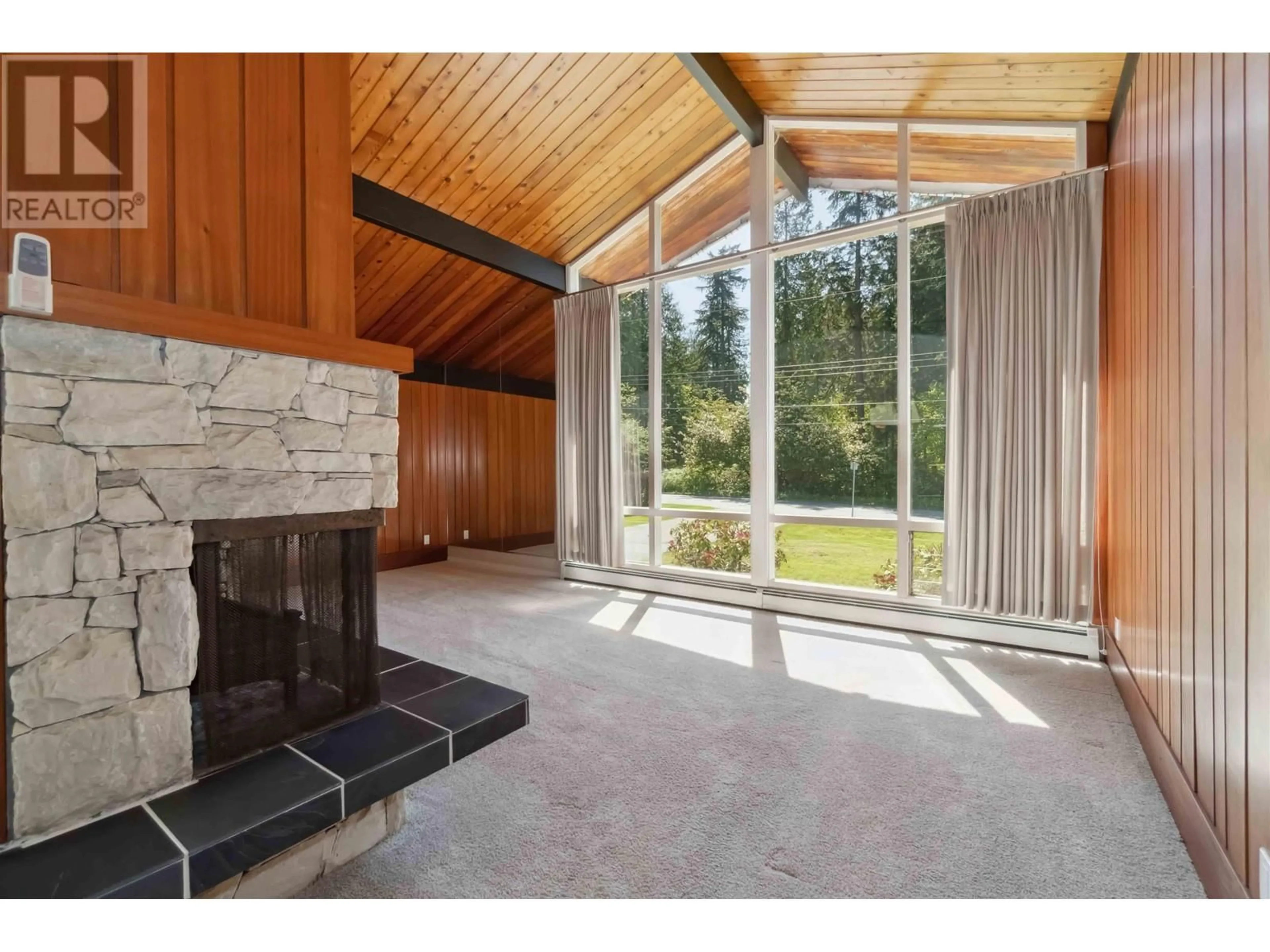 Indoor foyer for 805 FOSTER AVENUE, Coquitlam British Columbia V3J2L8