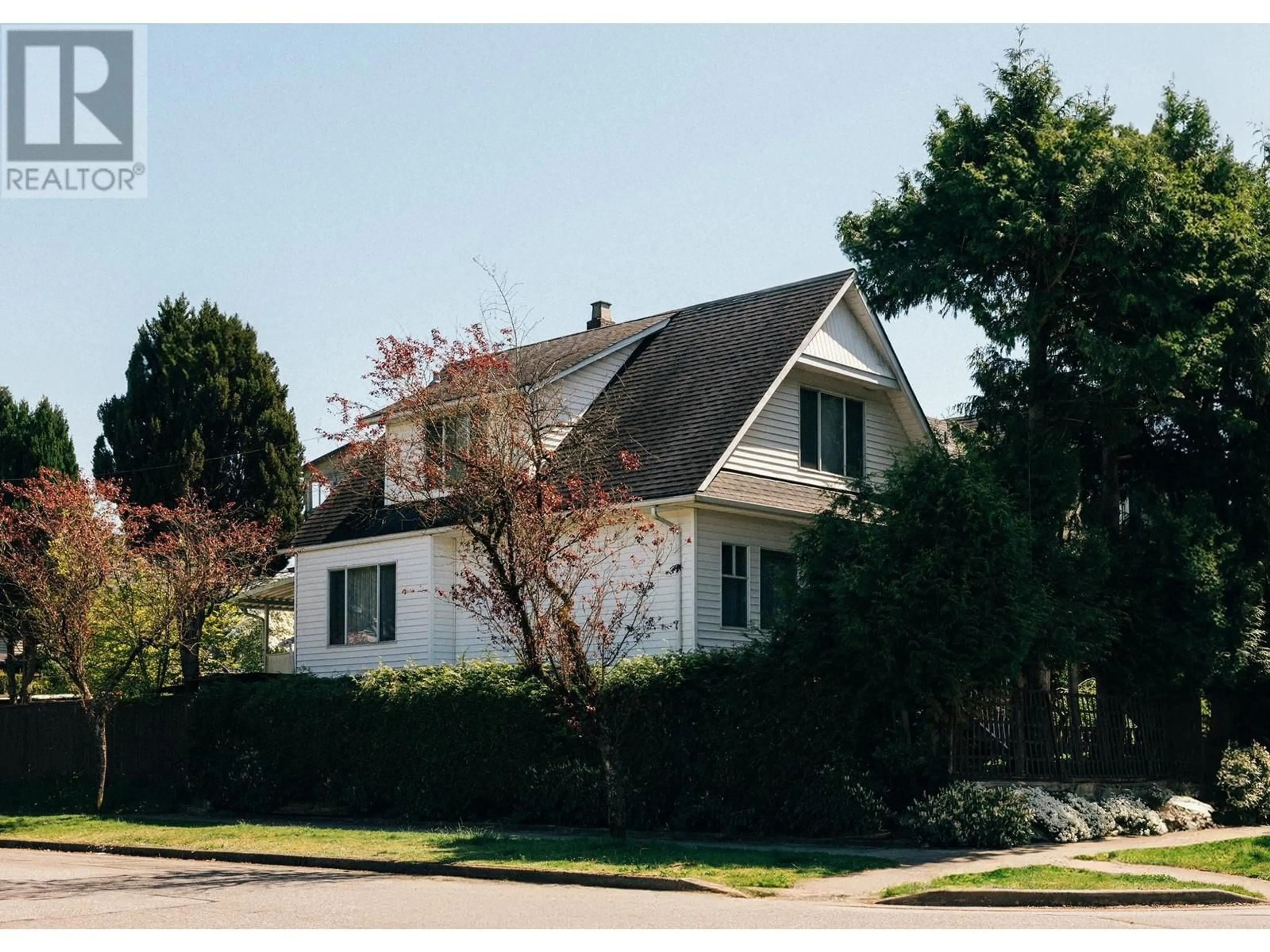 Home with vinyl exterior material, street for 5406 PRINCE EDWARD STREET, Vancouver British Columbia V5W2X7