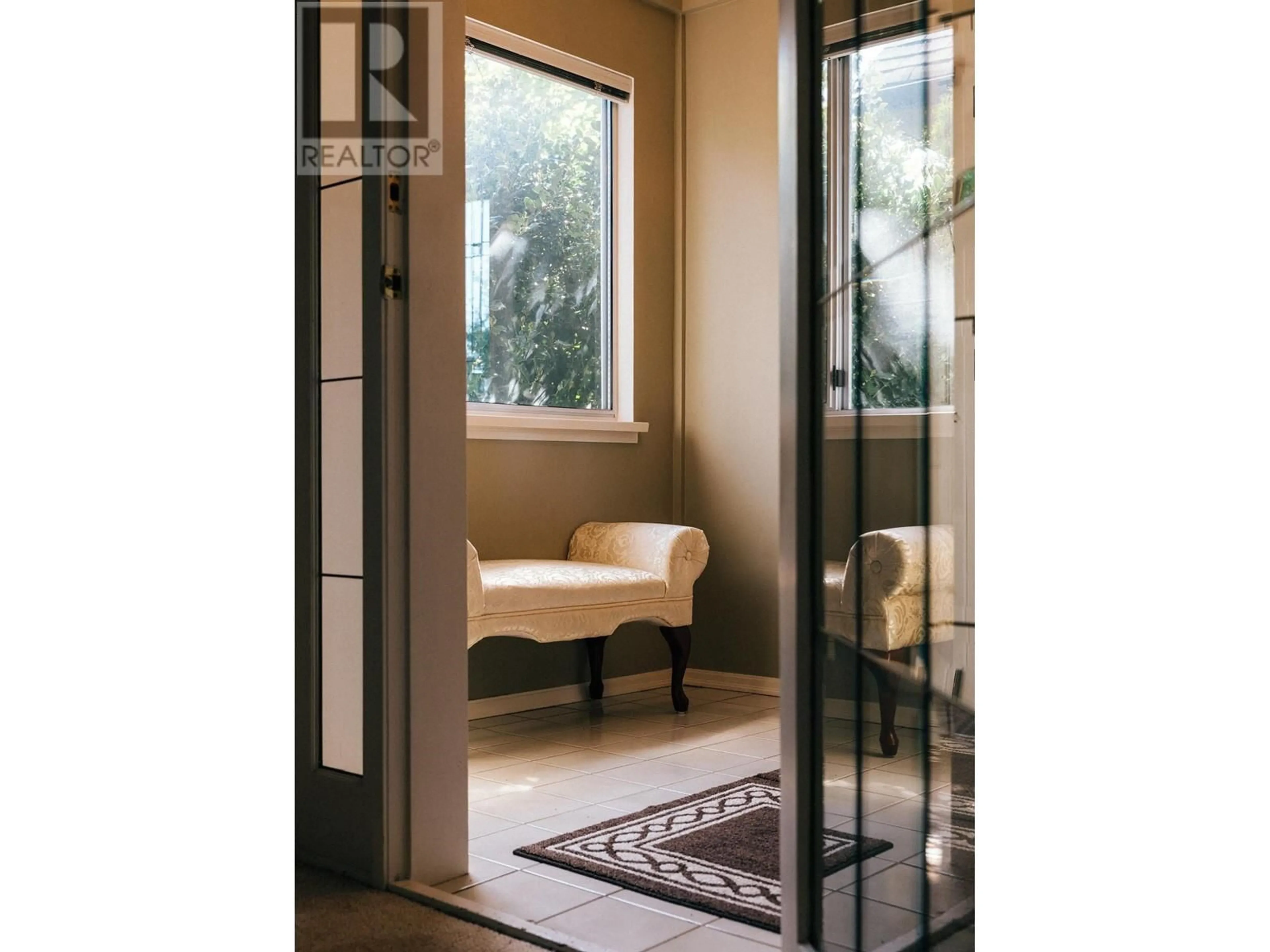 Indoor entryway for 5406 PRINCE EDWARD STREET, Vancouver British Columbia V5W2X7