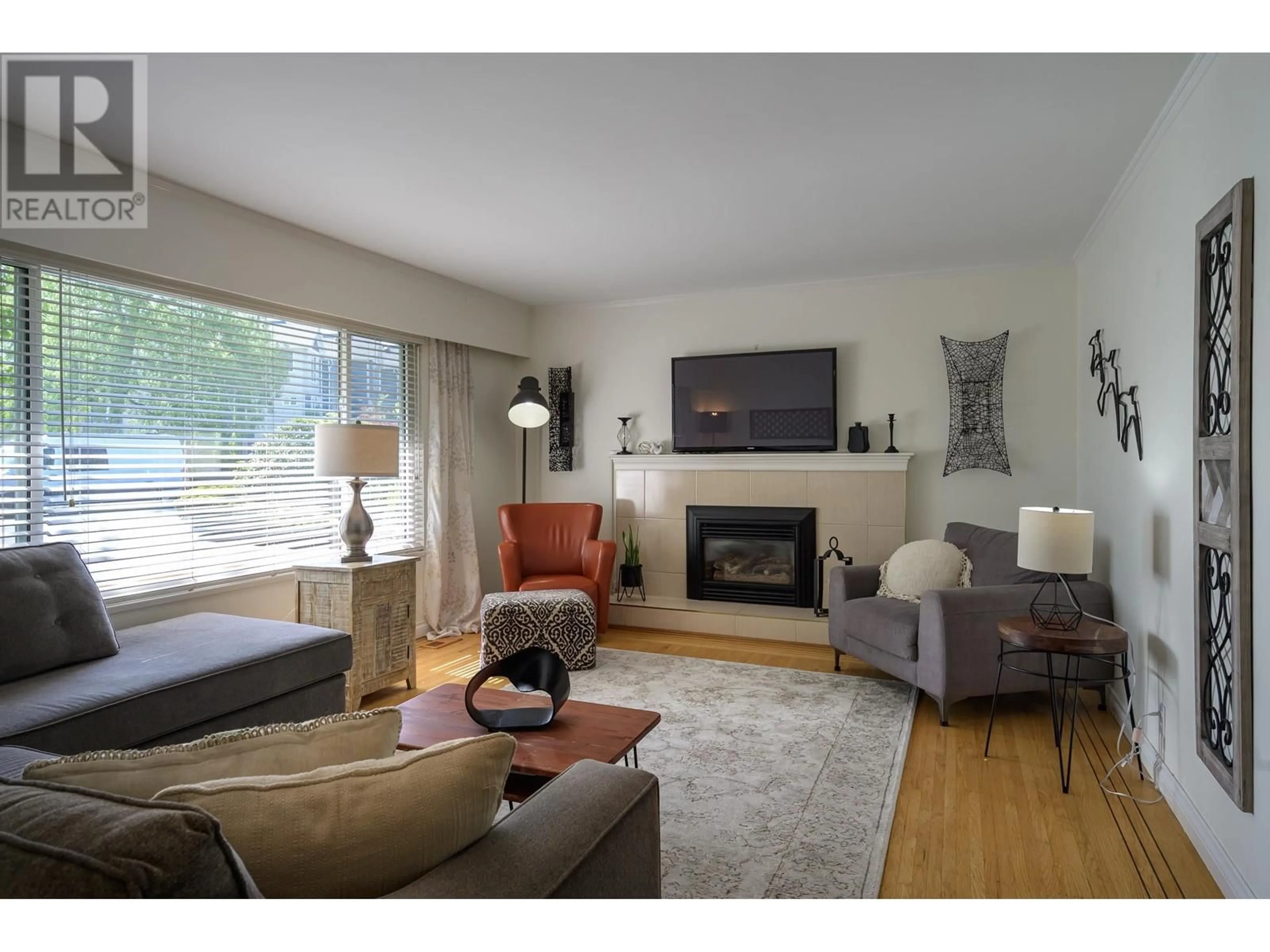 Living room with furniture, wood/laminate floor for 861 53A STREET, Delta British Columbia V4M3C8