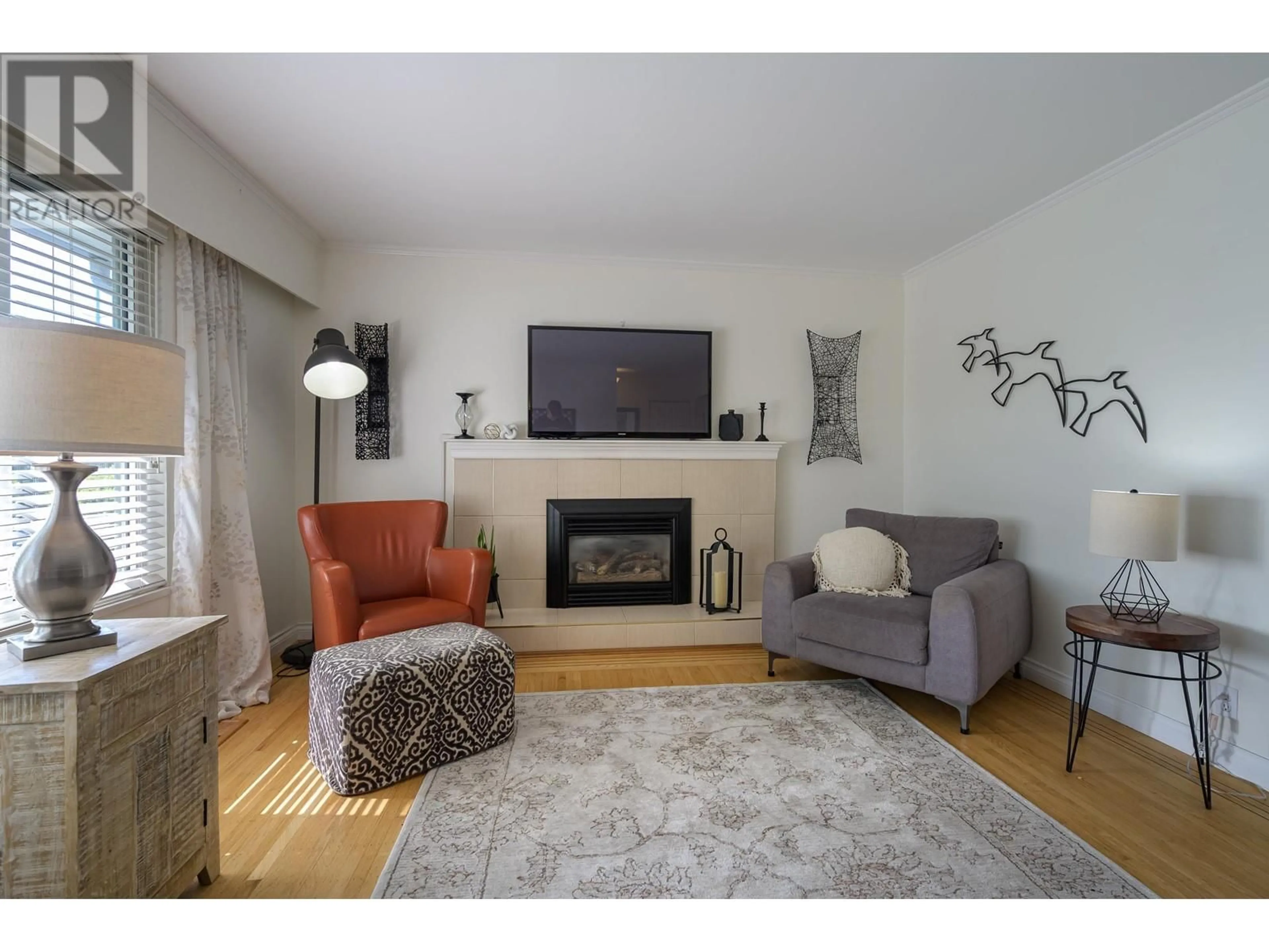 Living room with furniture, wood/laminate floor for 861 53A STREET, Delta British Columbia V4M3C8