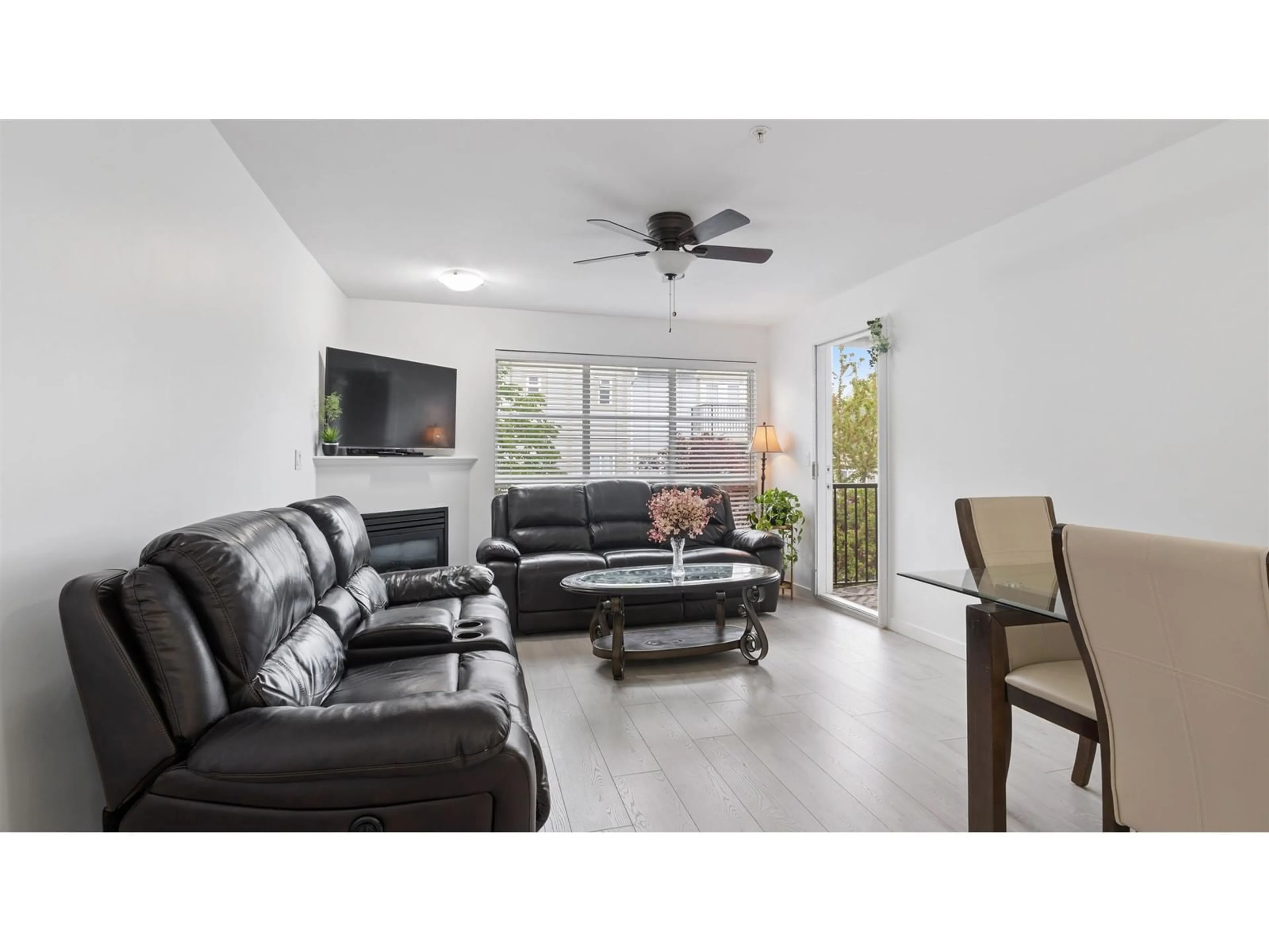 Living room with furniture, unknown for 301 - 12083 92A, Surrey British Columbia V3V8C8
