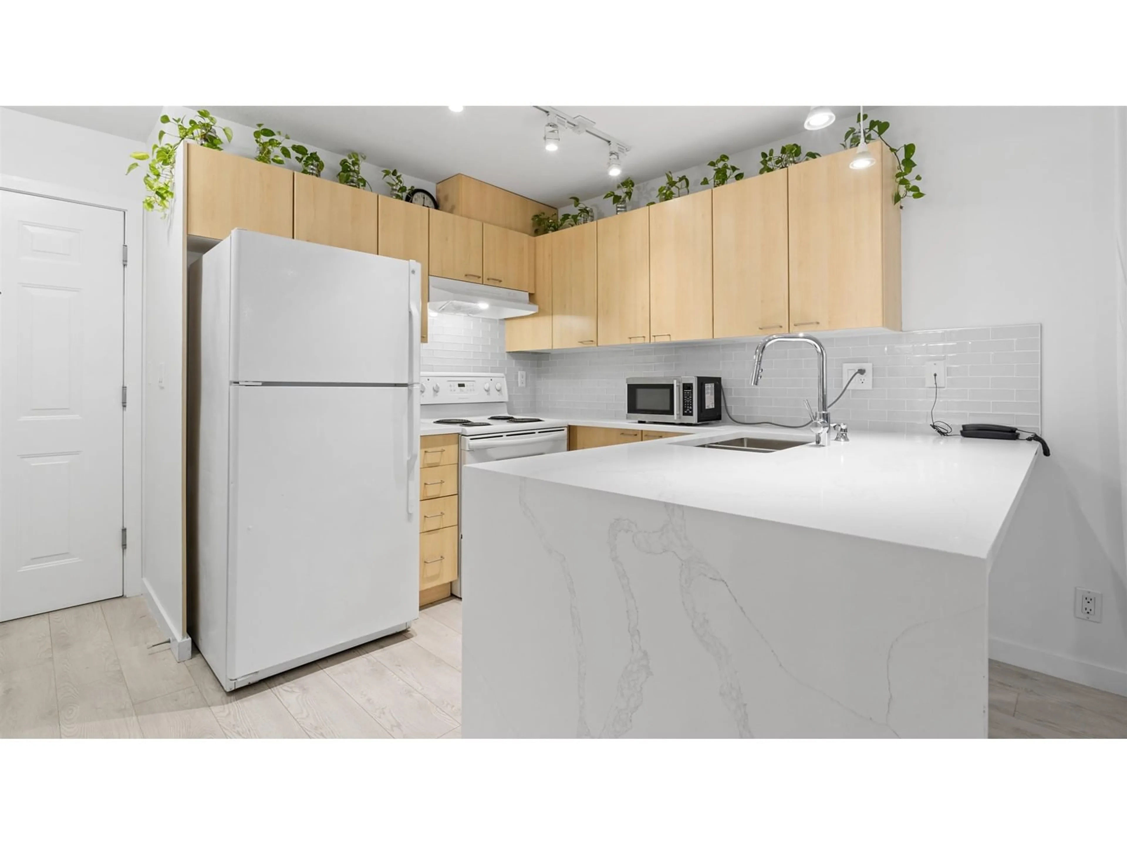 Standard kitchen, ceramic/tile floor for 301 - 12083 92A, Surrey British Columbia V3V8C8
