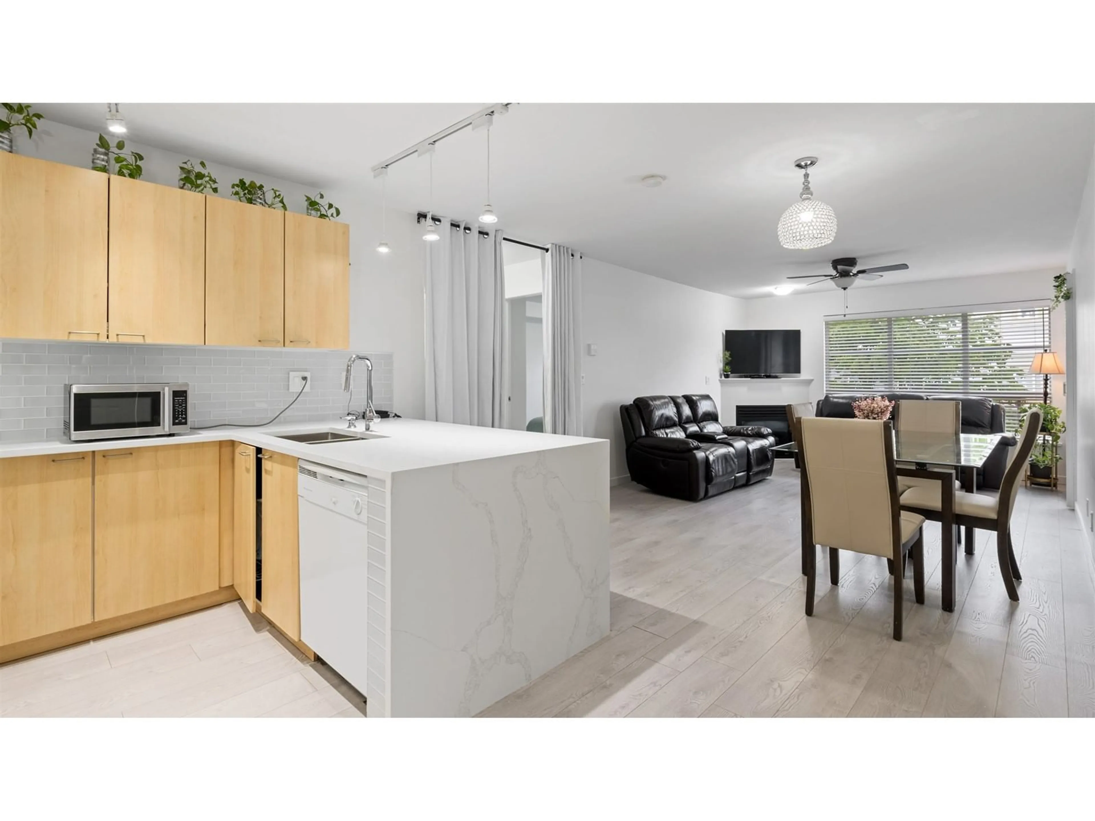 Open concept kitchen, ceramic/tile floor for 301 - 12083 92A, Surrey British Columbia V3V8C8