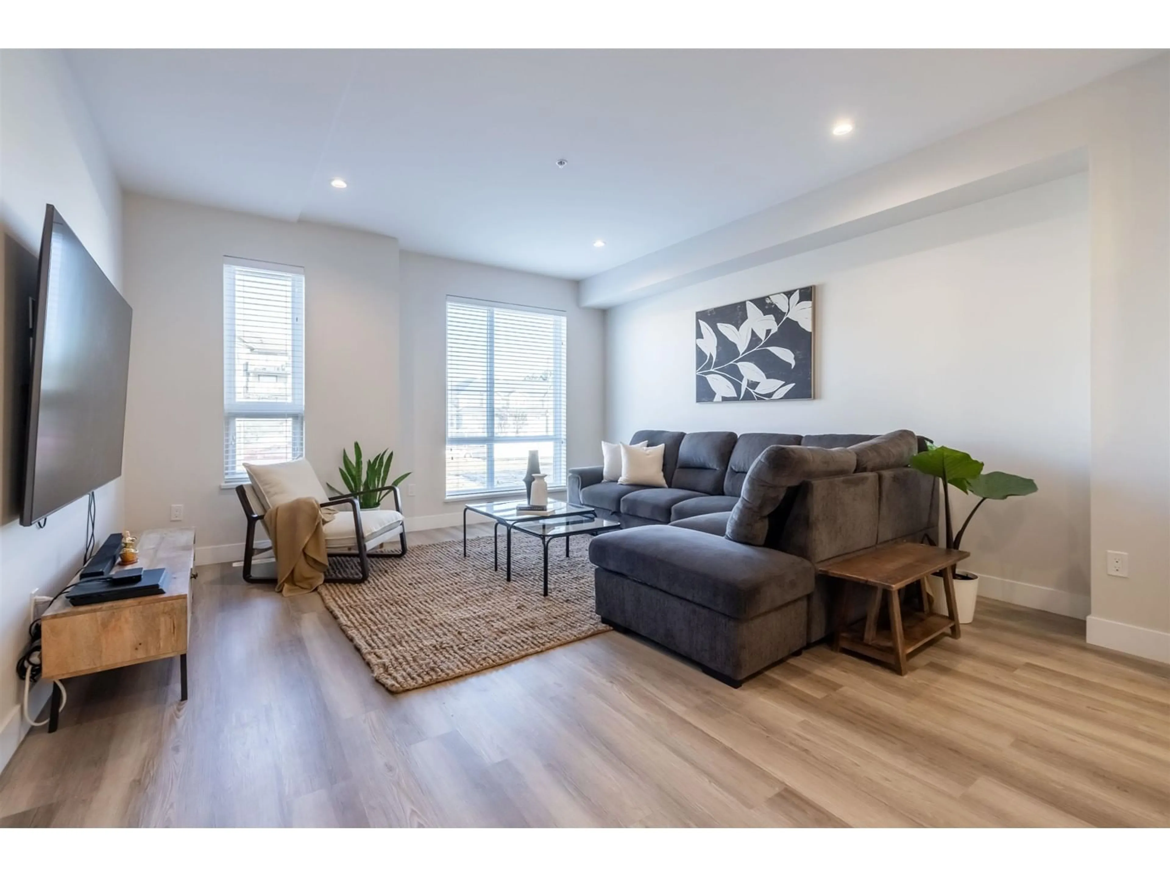 Living room with furniture, wood/laminate floor for 33 - 5515 199A, Langley British Columbia V3A1J7