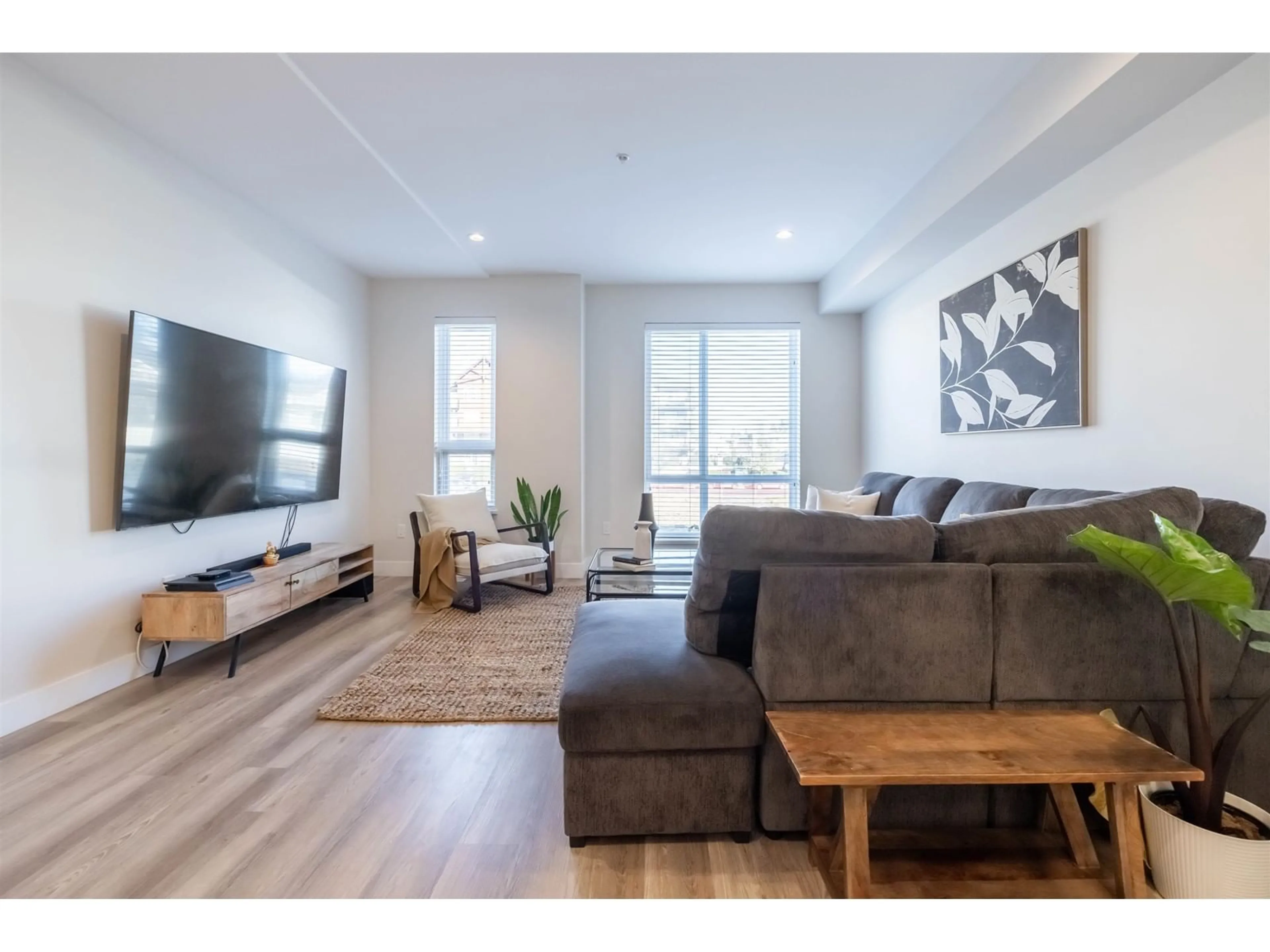 Living room with furniture, wood/laminate floor for 33 - 5515 199A, Langley British Columbia V3A1J7