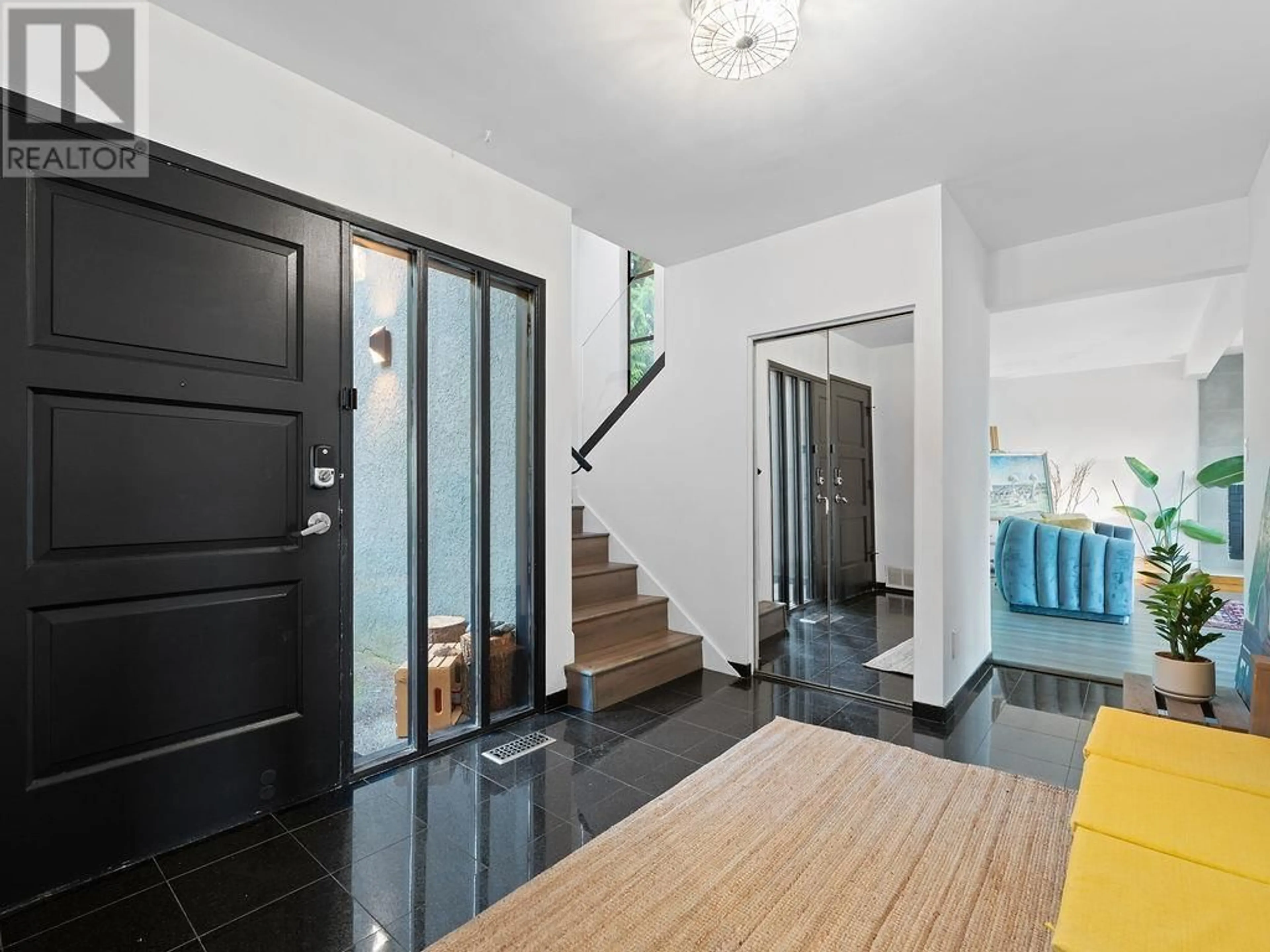 Indoor foyer for 1040 CRESTLINE ROAD, West Vancouver British Columbia V7S2E2
