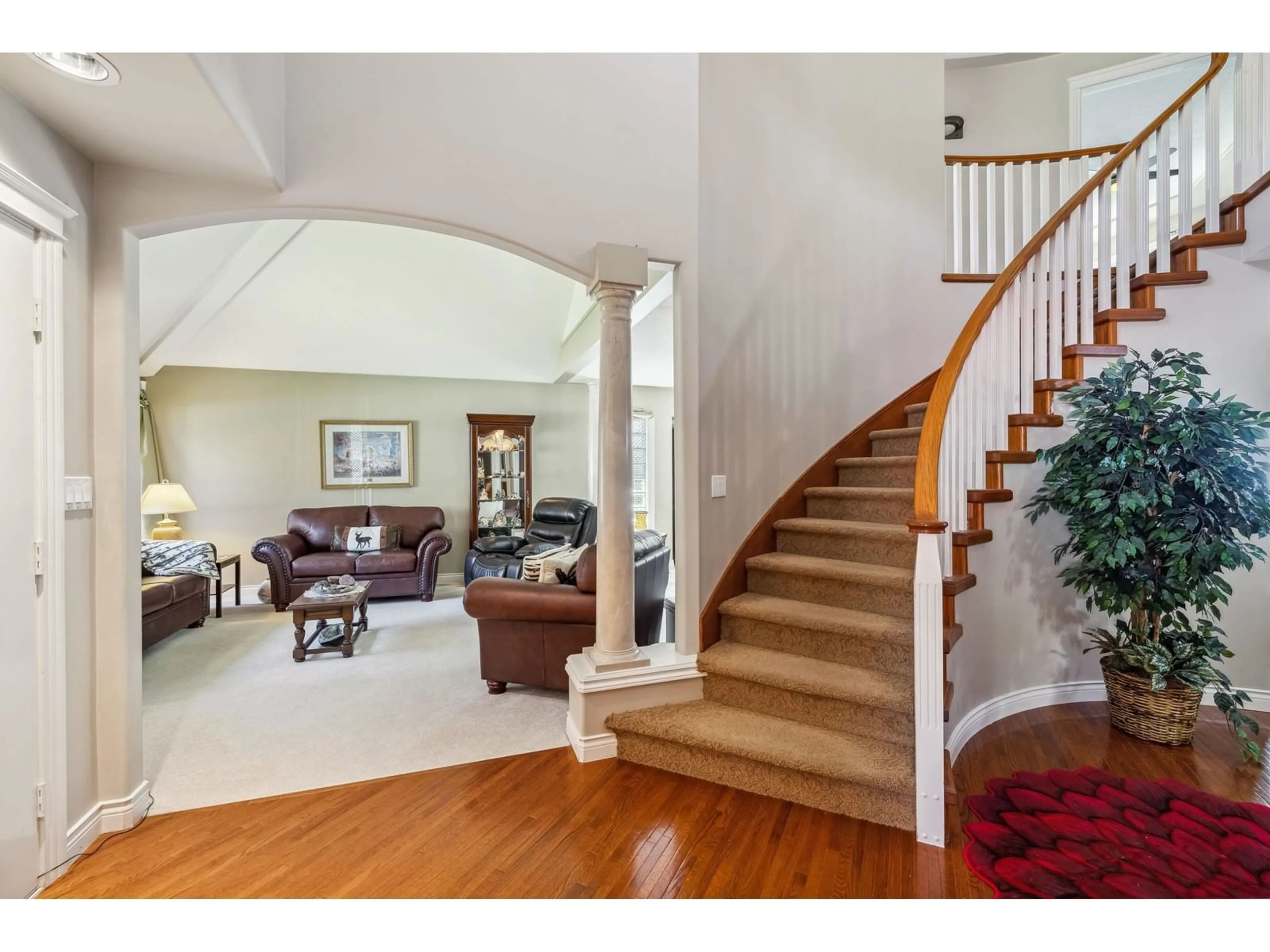 Indoor foyer for 35674 CANTERBURY, Abbotsford British Columbia V3G3E9
