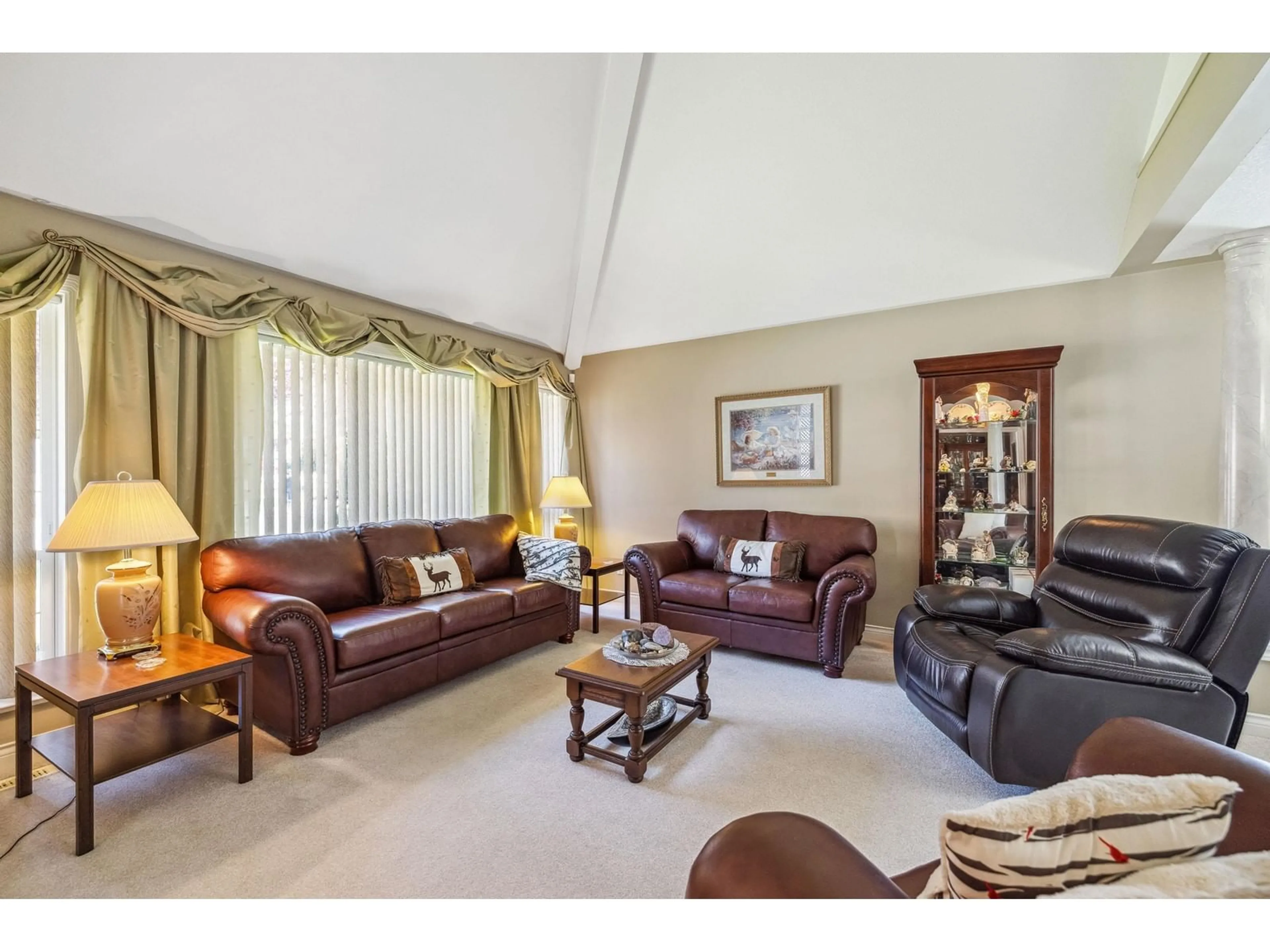 Living room with furniture, unknown for 35674 CANTERBURY, Abbotsford British Columbia V3G3E9