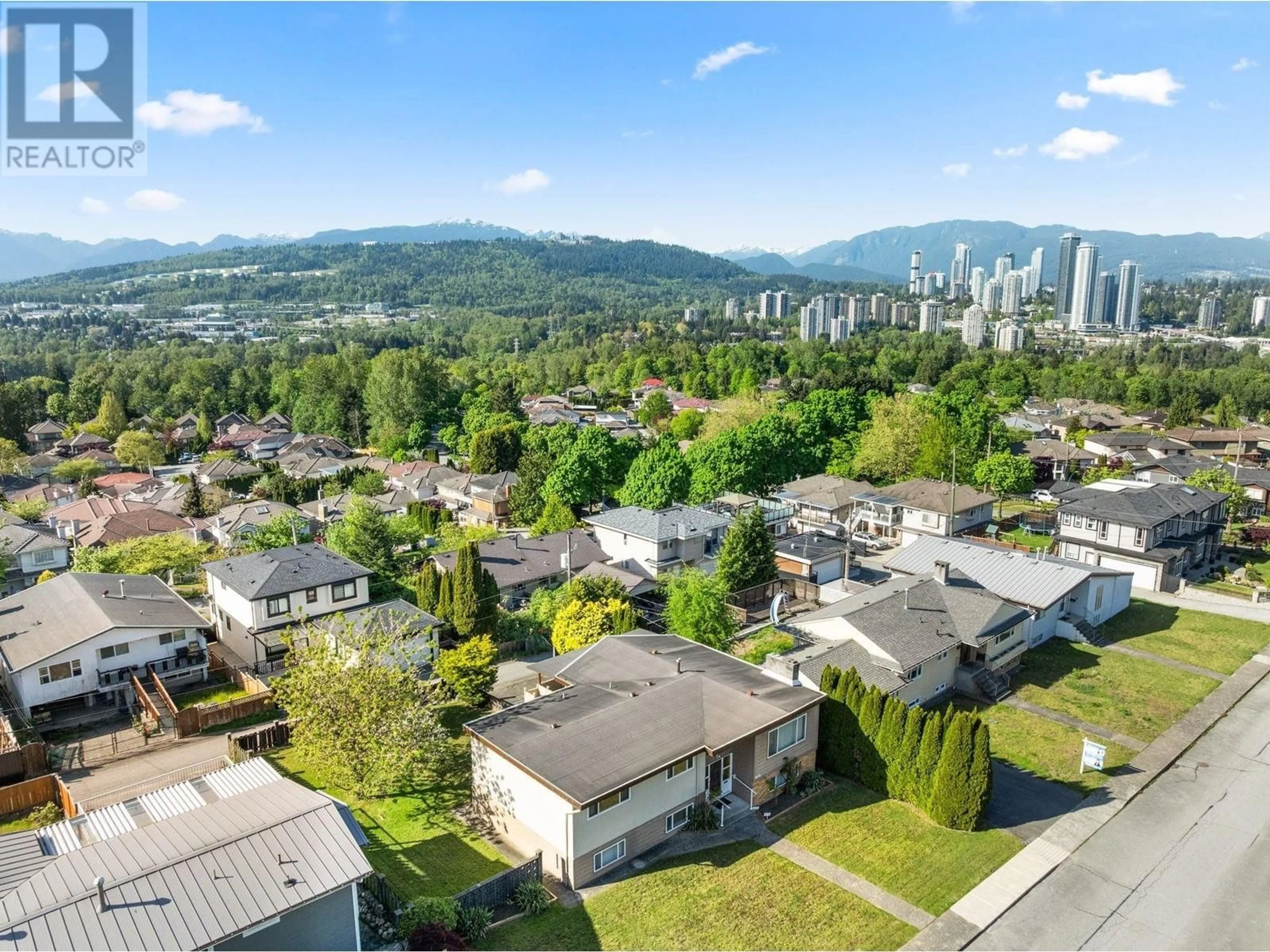 A pic from outside/outdoor area/front of a property/back of a property/a pic from drone, mountain view for 8915 MONROE AVENUE, Burnaby British Columbia V3N4E7