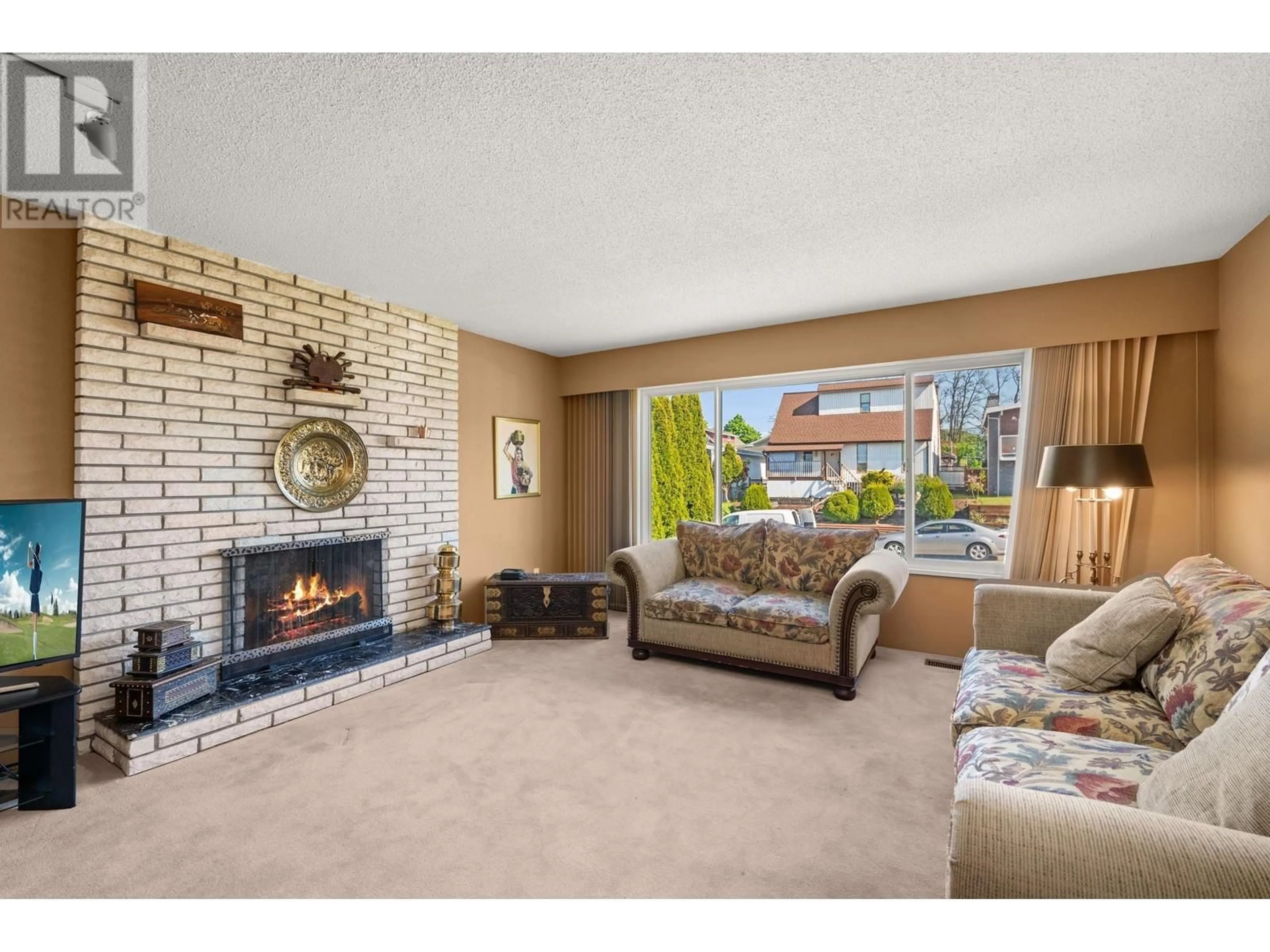 Living room with furniture, unknown for 8915 MONROE AVENUE, Burnaby British Columbia V3N4E7