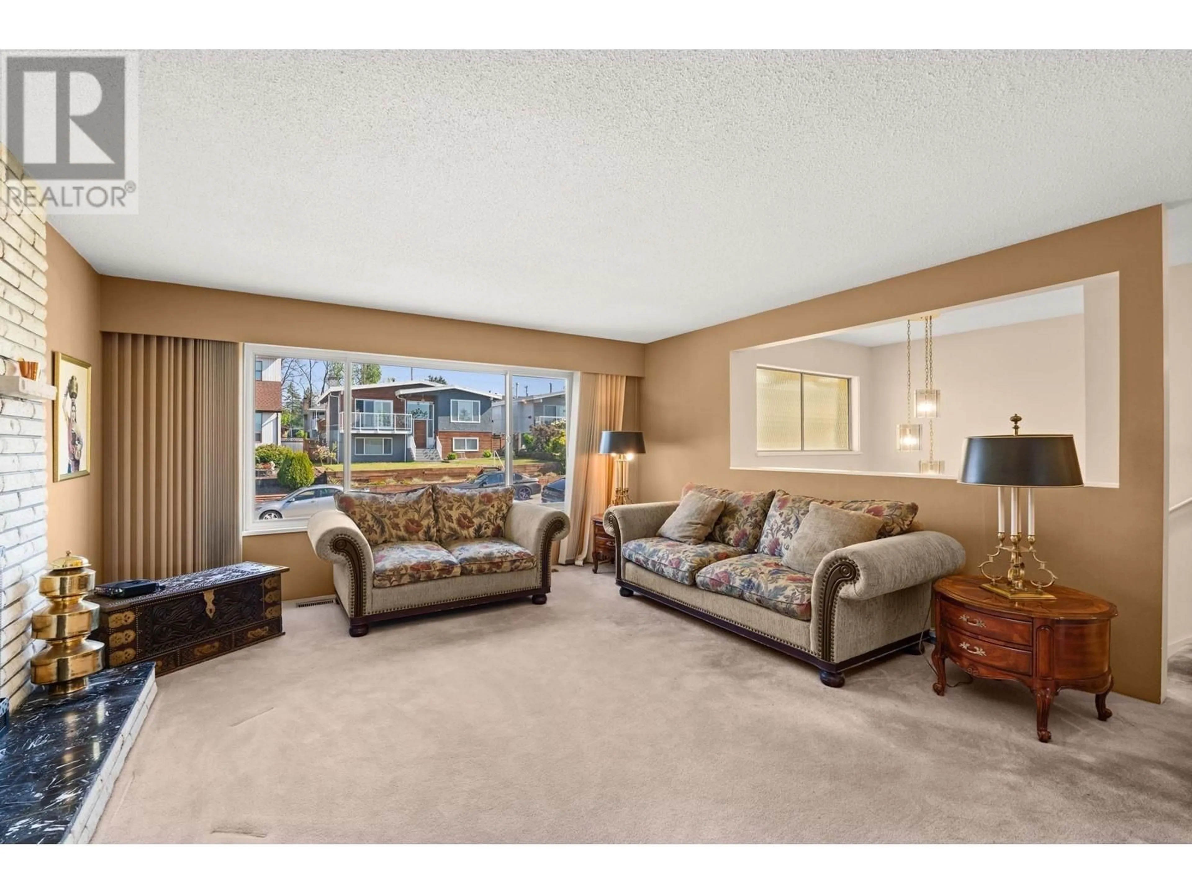 Living room with furniture, carpet floor for 8915 MONROE AVENUE, Burnaby British Columbia V3N4E7