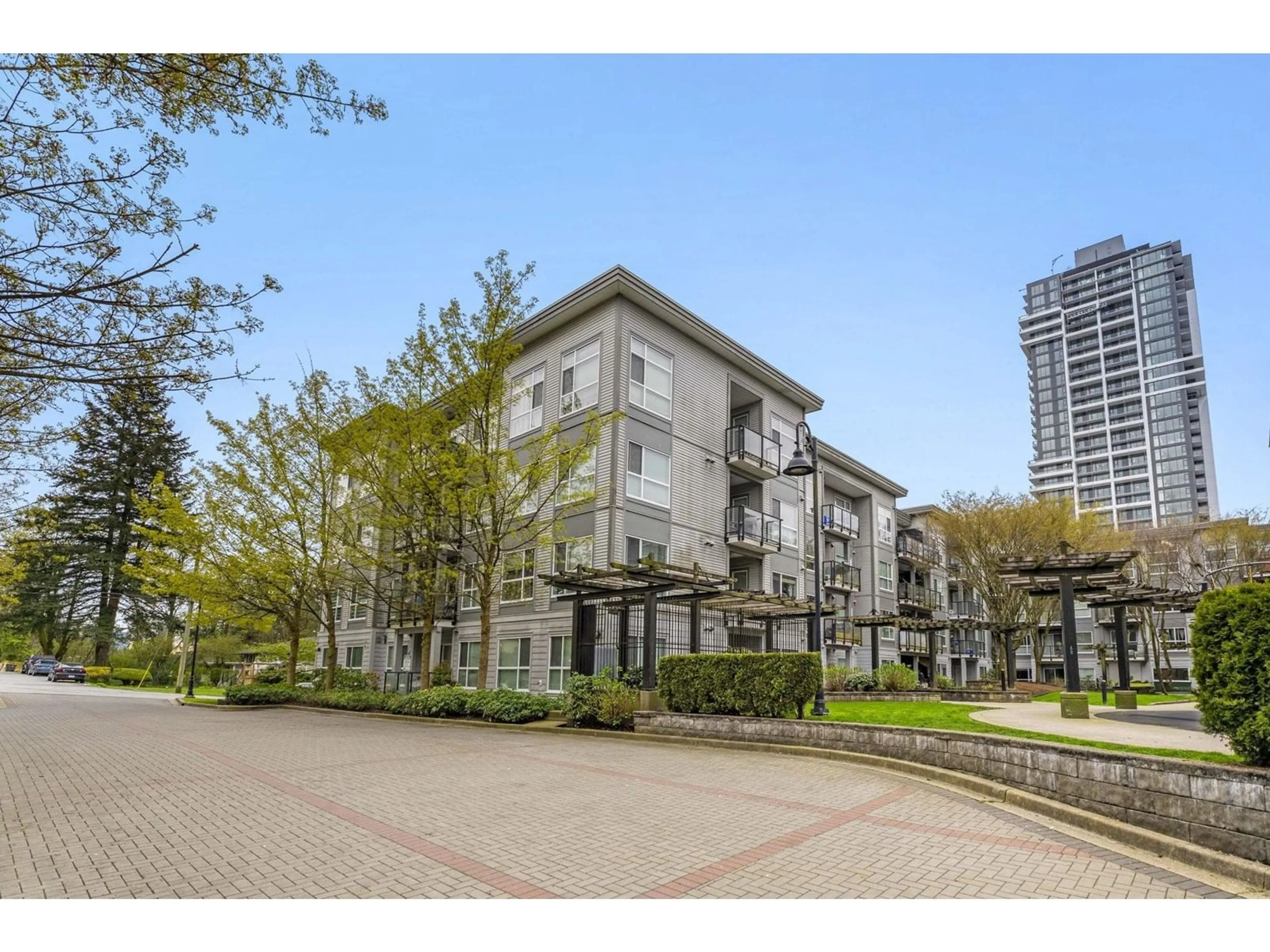 Patio, street for 425 - 13733 107A, Surrey British Columbia V3T0B7