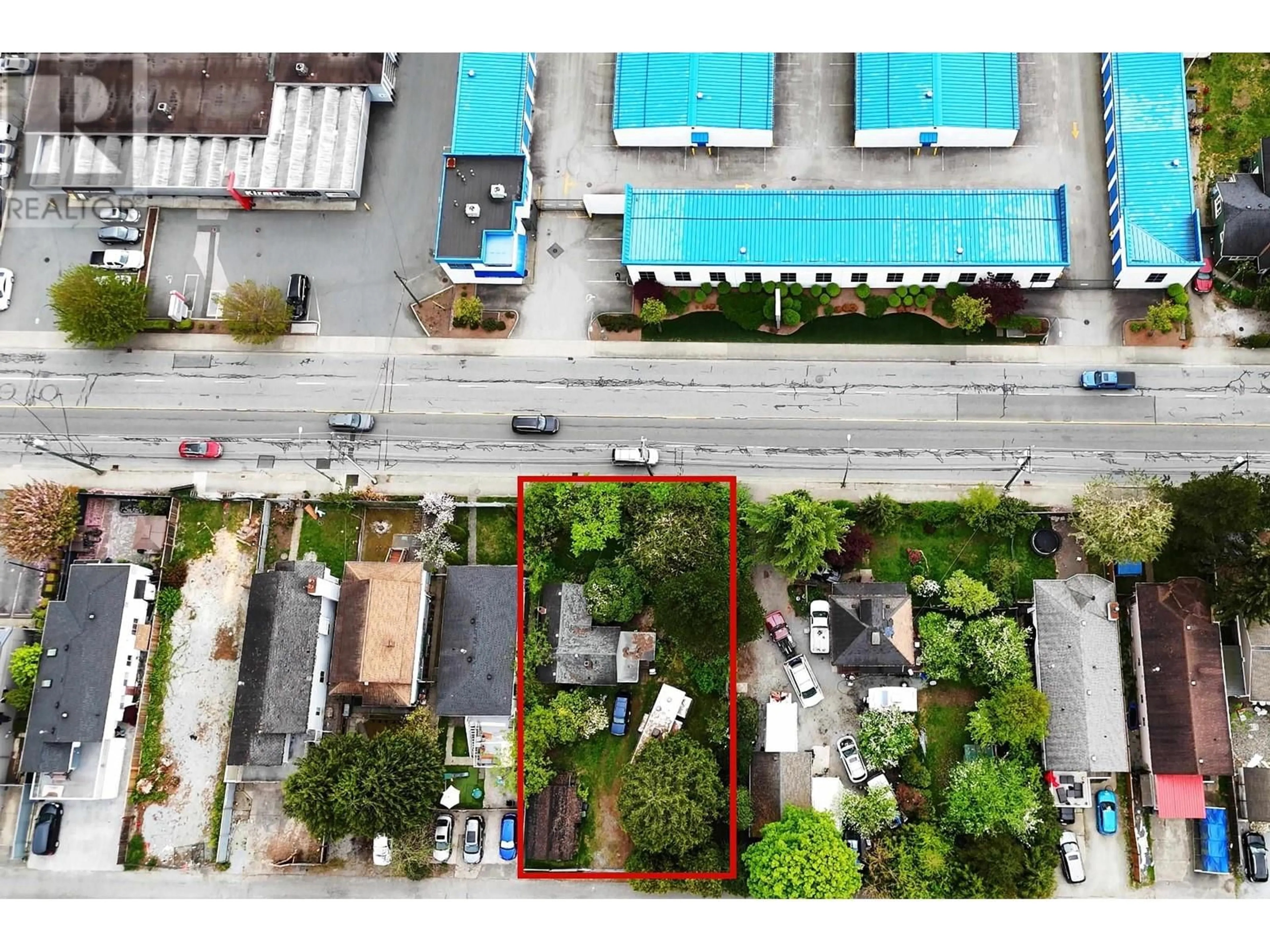 A pic from outside/outdoor area/front of a property/back of a property/a pic from drone, street for 920 WESTWOOD STREET, Coquitlam British Columbia V3C3L3
