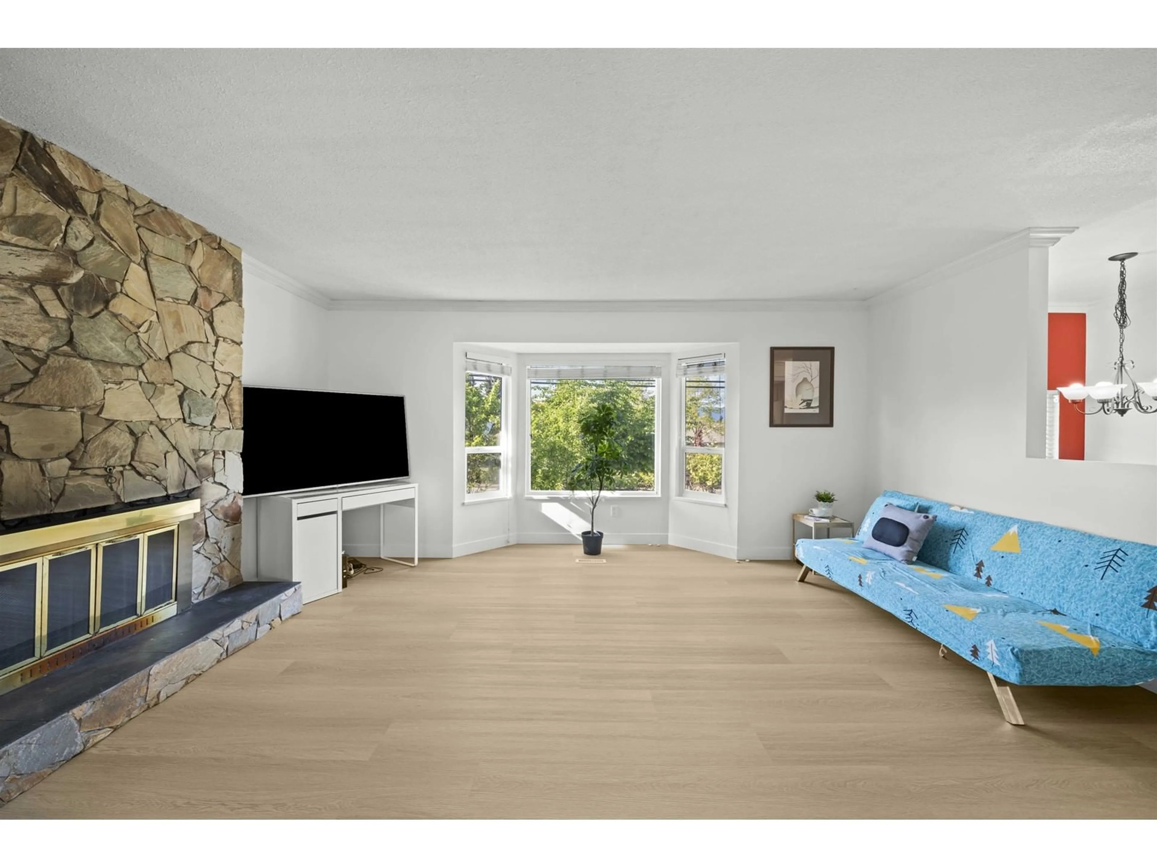 Living room with furniture, wood/laminate floor for 15774 96, Surrey British Columbia V4N2L2