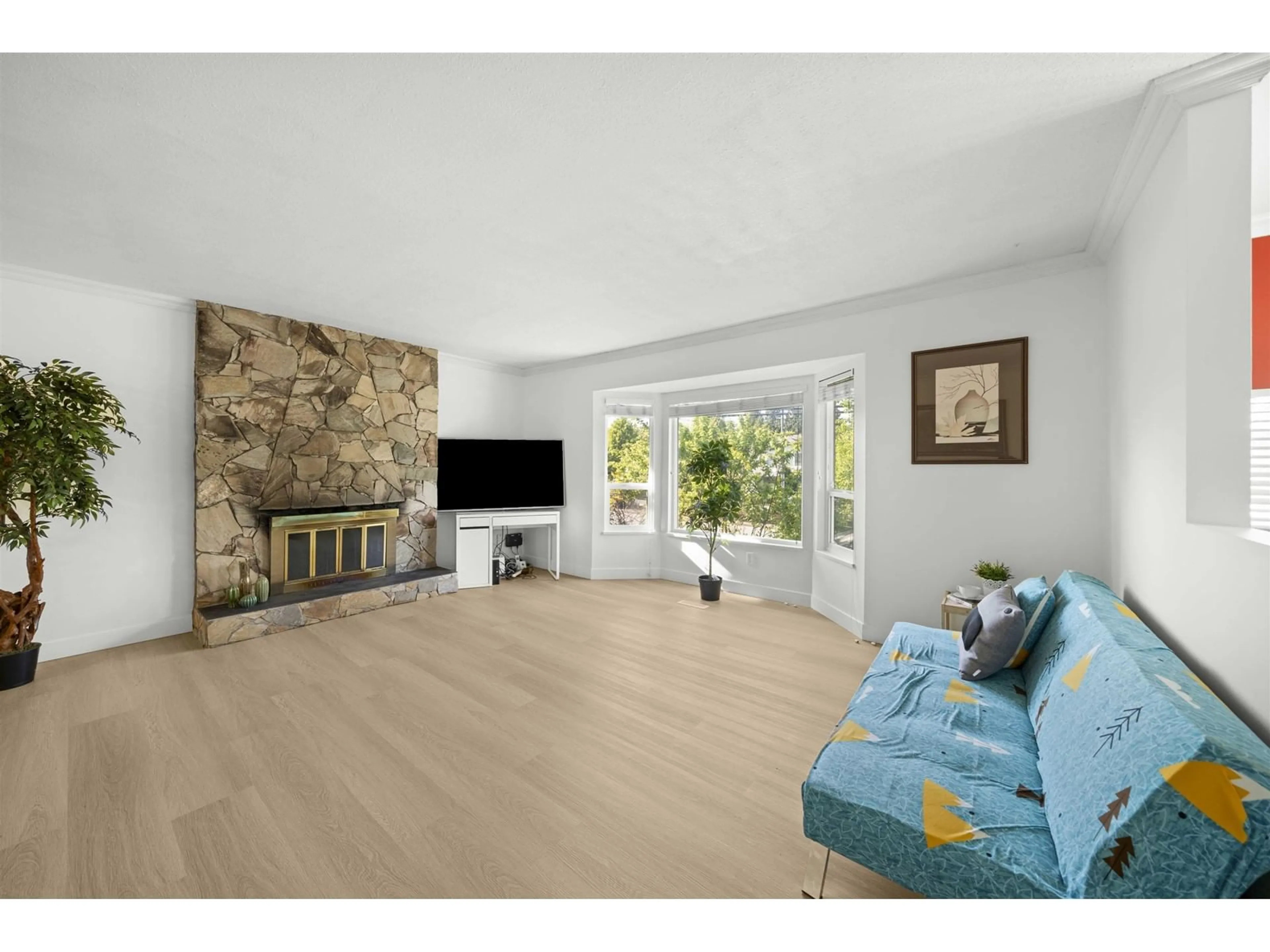 Living room with furniture, wood/laminate floor for 15774 96, Surrey British Columbia V4N2L2