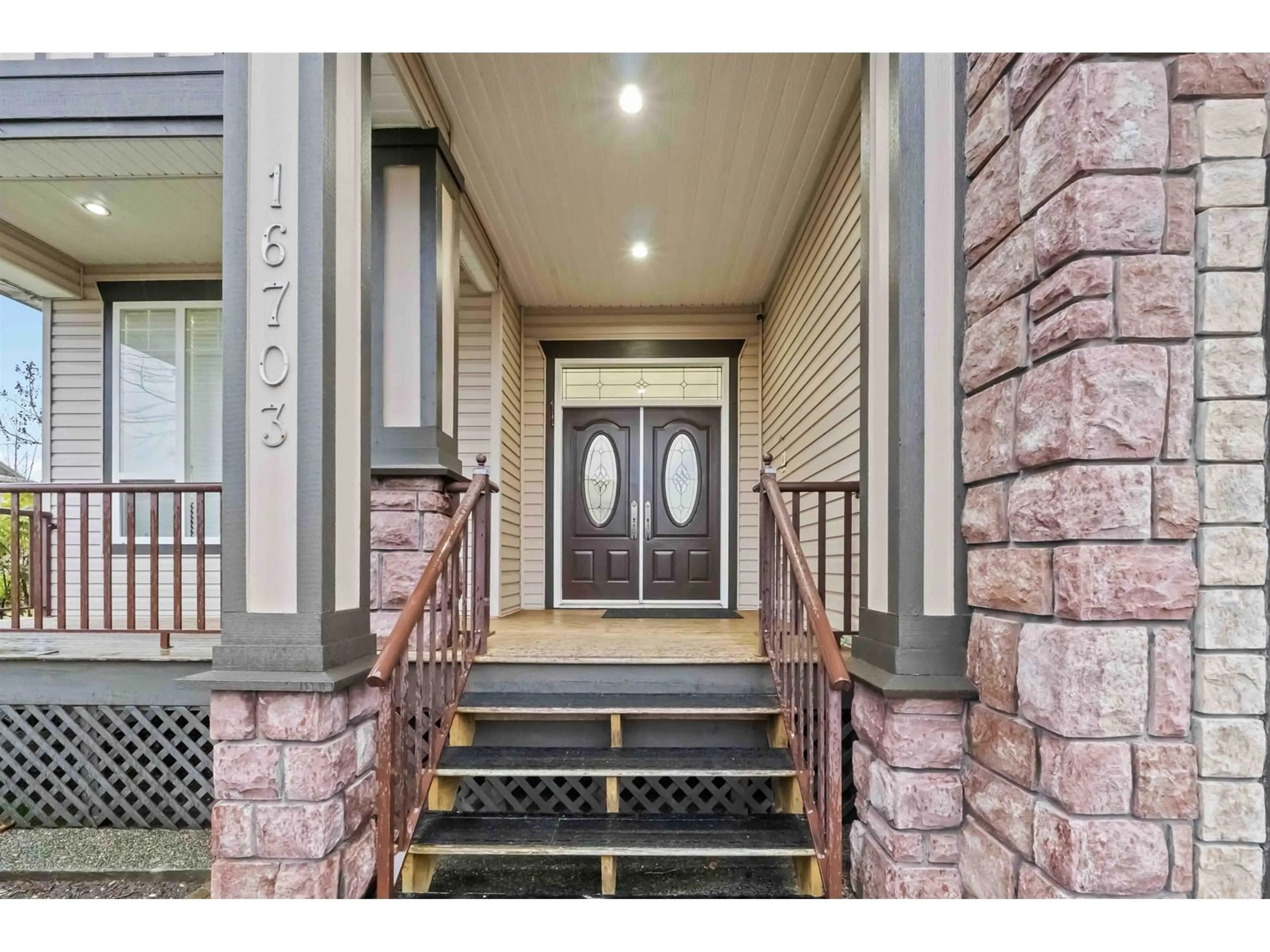 Indoor entryway for 16703 63B, Surrey British Columbia V3S0W5