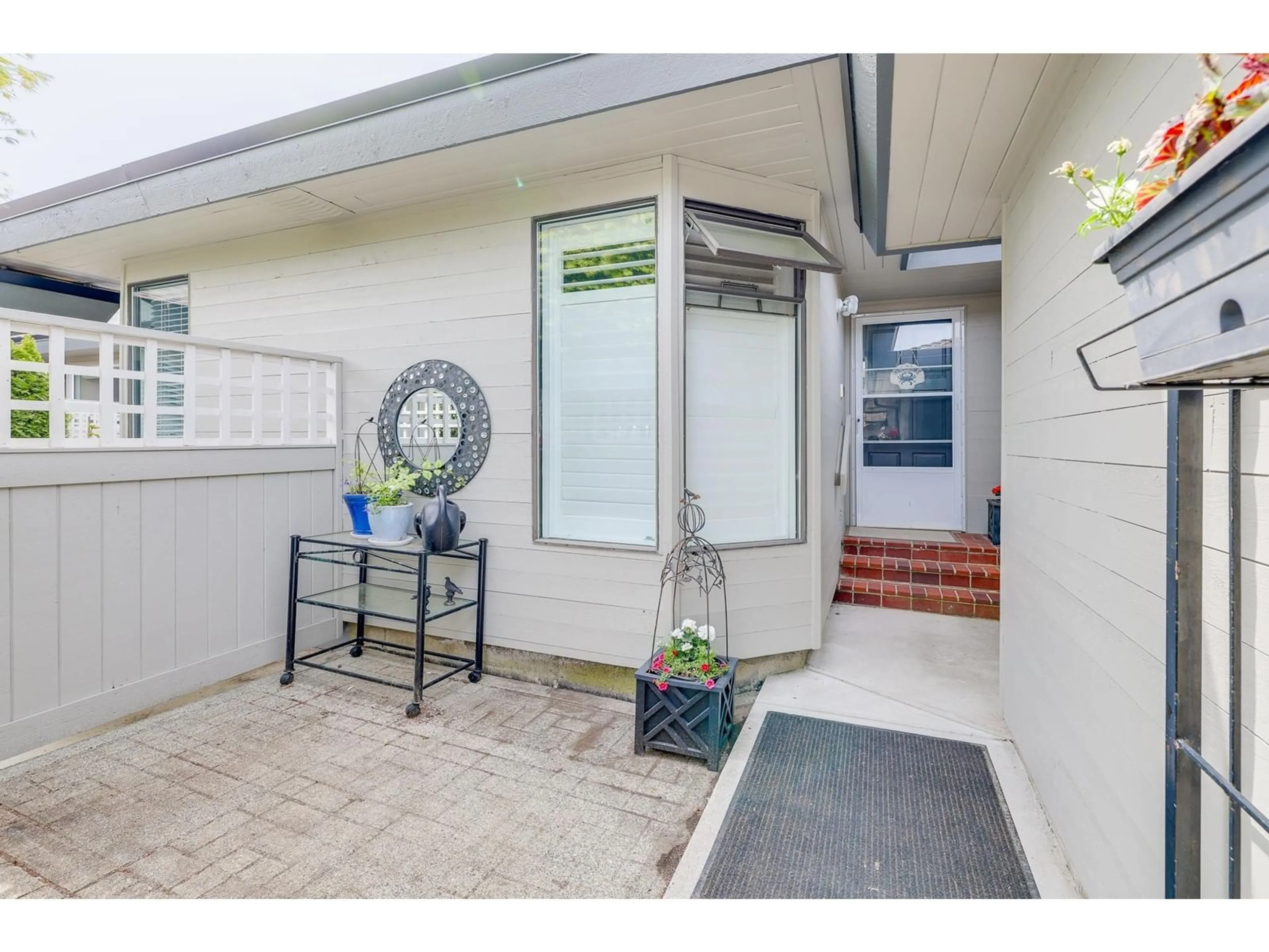 Indoor entryway for 4 - 14235 18A, Surrey British Columbia V4A7N8