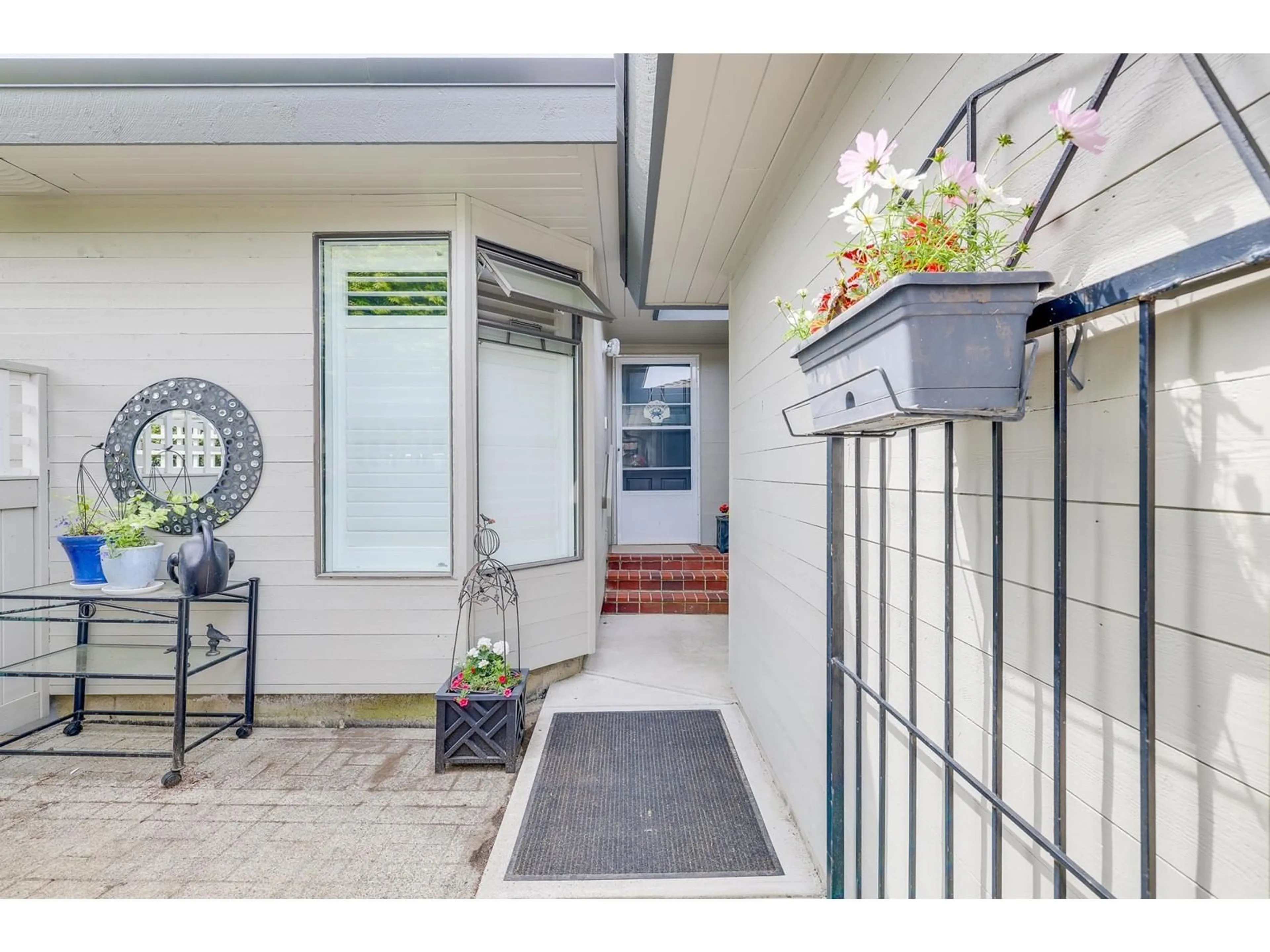 Indoor entryway for 4 - 14235 18A, Surrey British Columbia V4A7N8