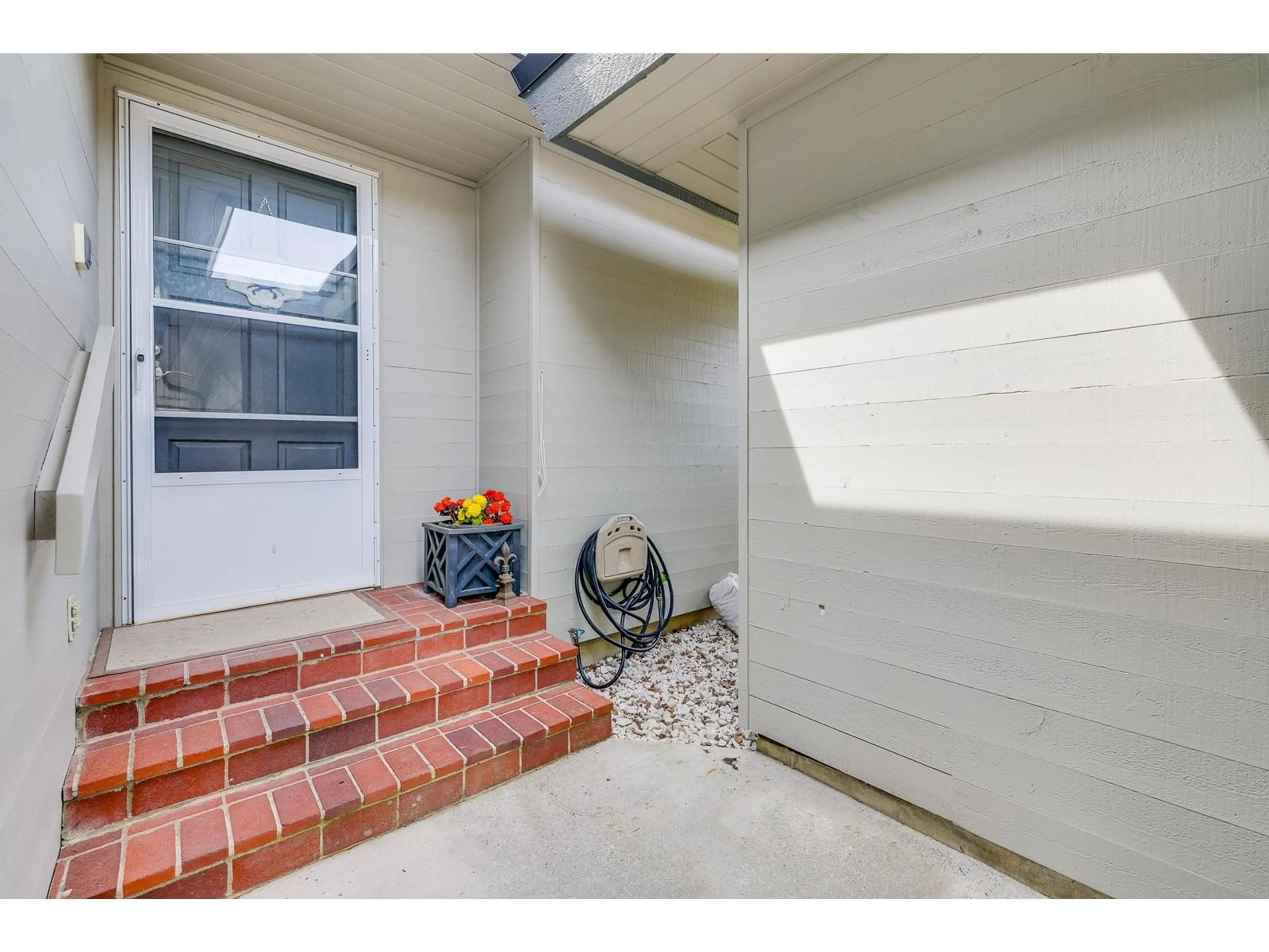 Indoor entryway for 4 - 14235 18A, Surrey British Columbia V4A7N8